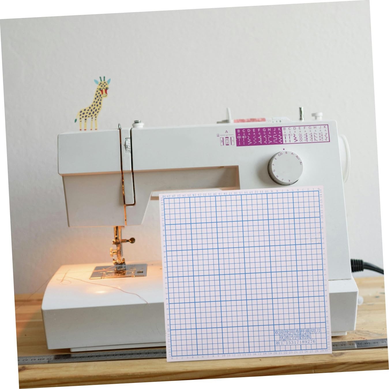 Housoutil Tappetino a Griglia per Macchina da Taglio Tessuti 30X30 CM in PVC Resistente Superficie Antiscivolo e Guida di Misurazione per Lavori Artistici su Stoffa e Sartoria di Precisione