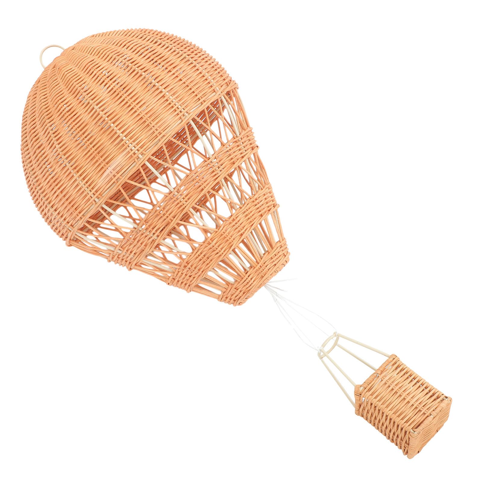 Montgolfière rotin poétique pour décorer la chambre de vos enfants avec douceur