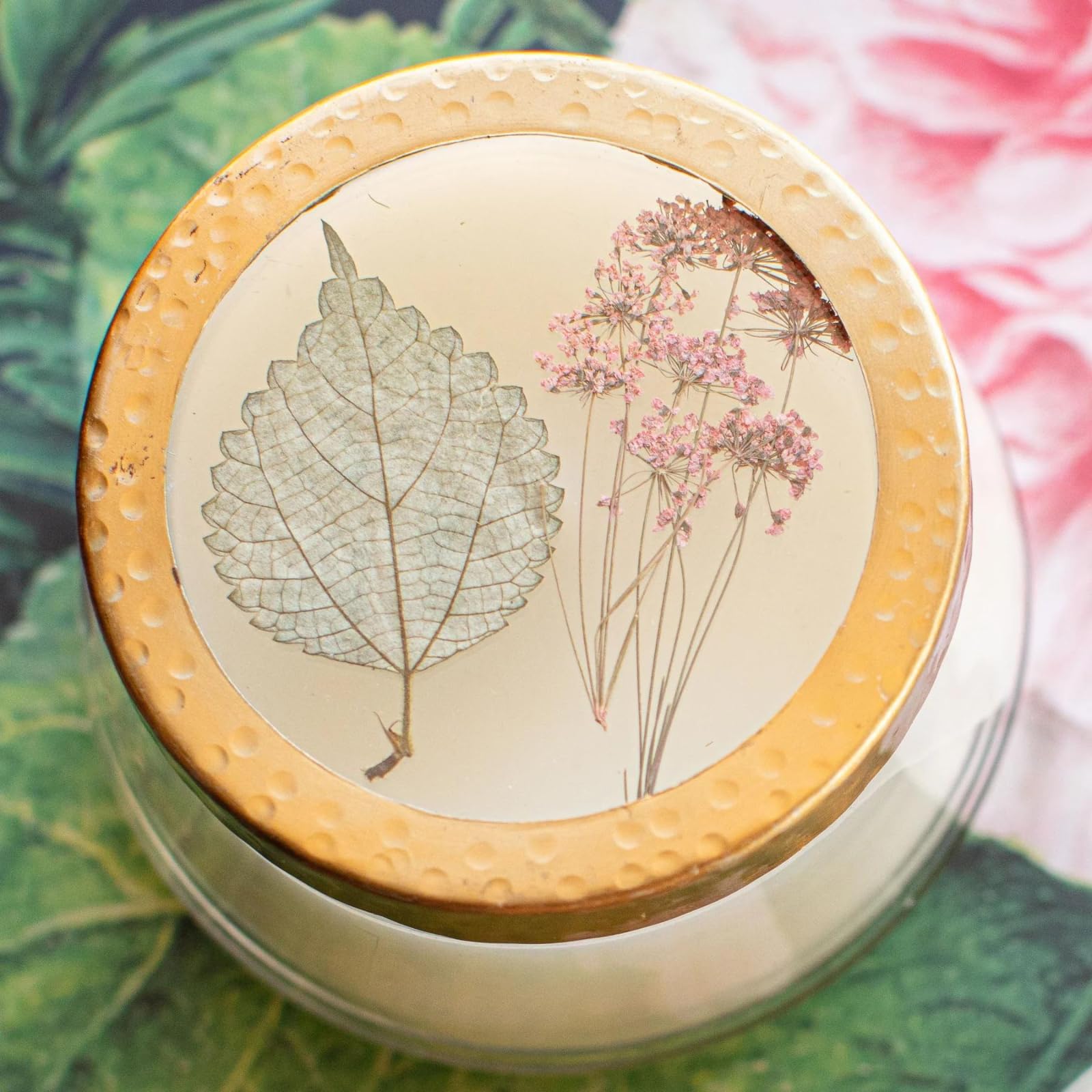 Rosy Rings Gepresste Blumenkerze, Aromatherapie-Kerzen, langlebige Duftkerzen für Heimdekoration, Botanicals Geschenke, Noten von Aprikose, blondem Holz, Mirabelle Plum Medium (Apricot Rose)