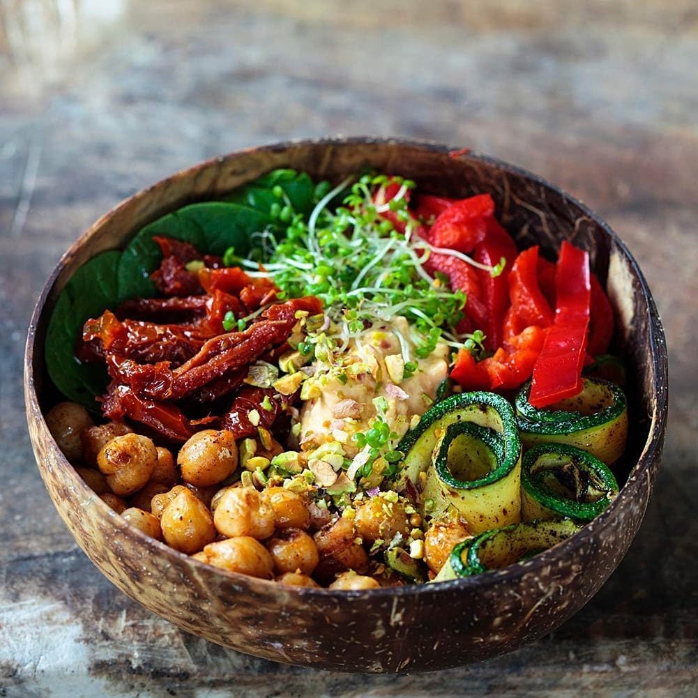 Bol en noix de coco naturelle fait à la main, poli et épais pour salade, smoothie, dessert et bols d’açai dans la cuisine