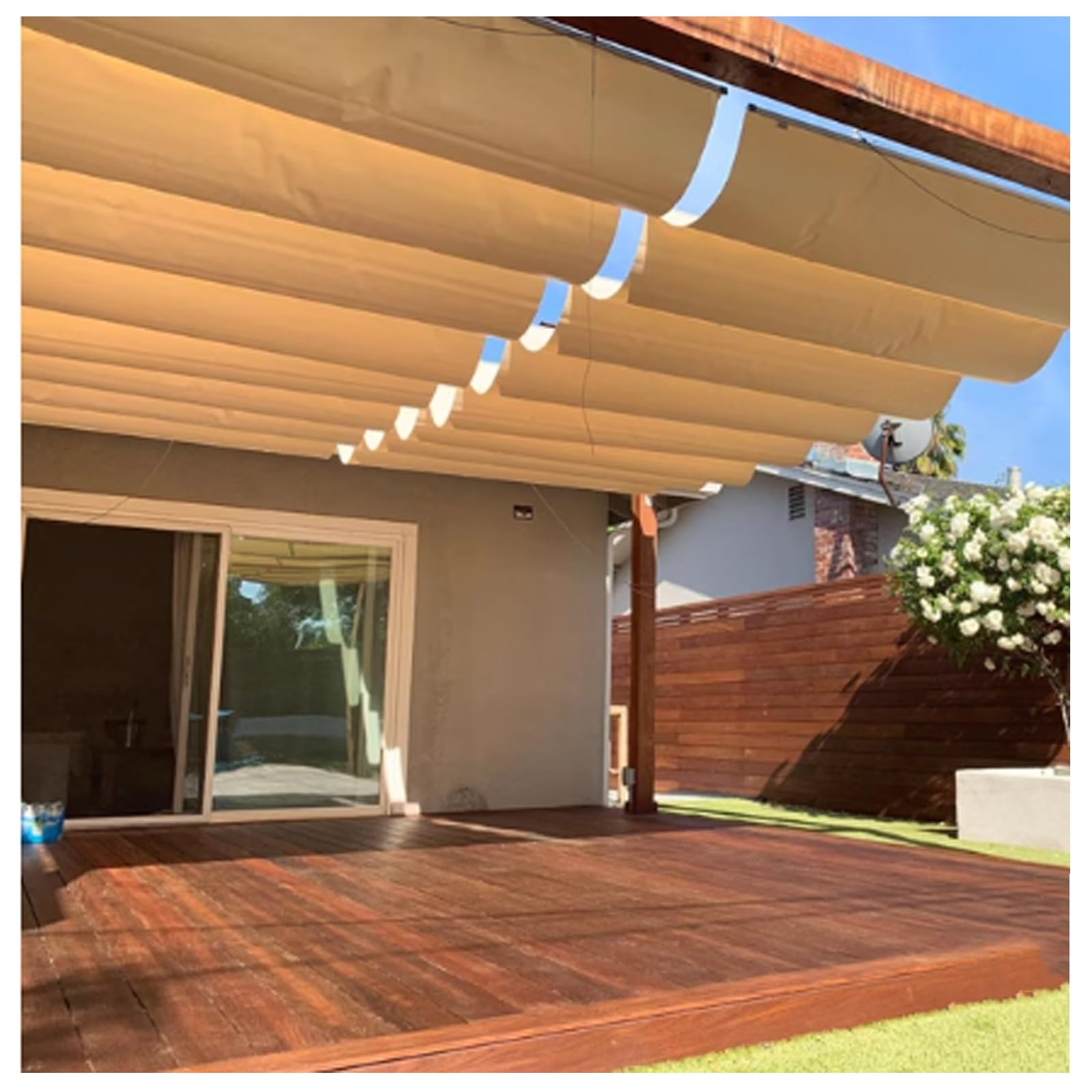Voile d'ombrage rétractable en U au design contemporain pour grand extérieur