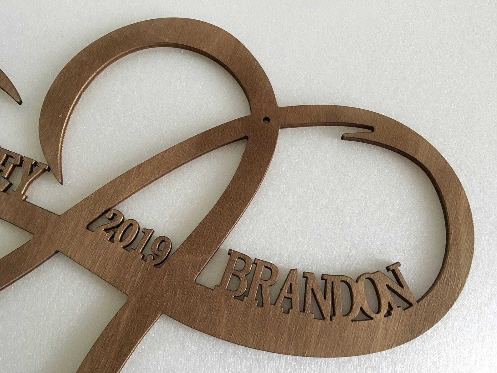 Signe en Bois Personnalisé, Forme de Cœur avec Symbole Infini, Cadeau de Mariage pour Les Couples, 2 Noms Année et Cœur, Cadeau de Saint-Valentin Rustique, Plaque d'amour Custom en MDF, 26 cm x 29 cm