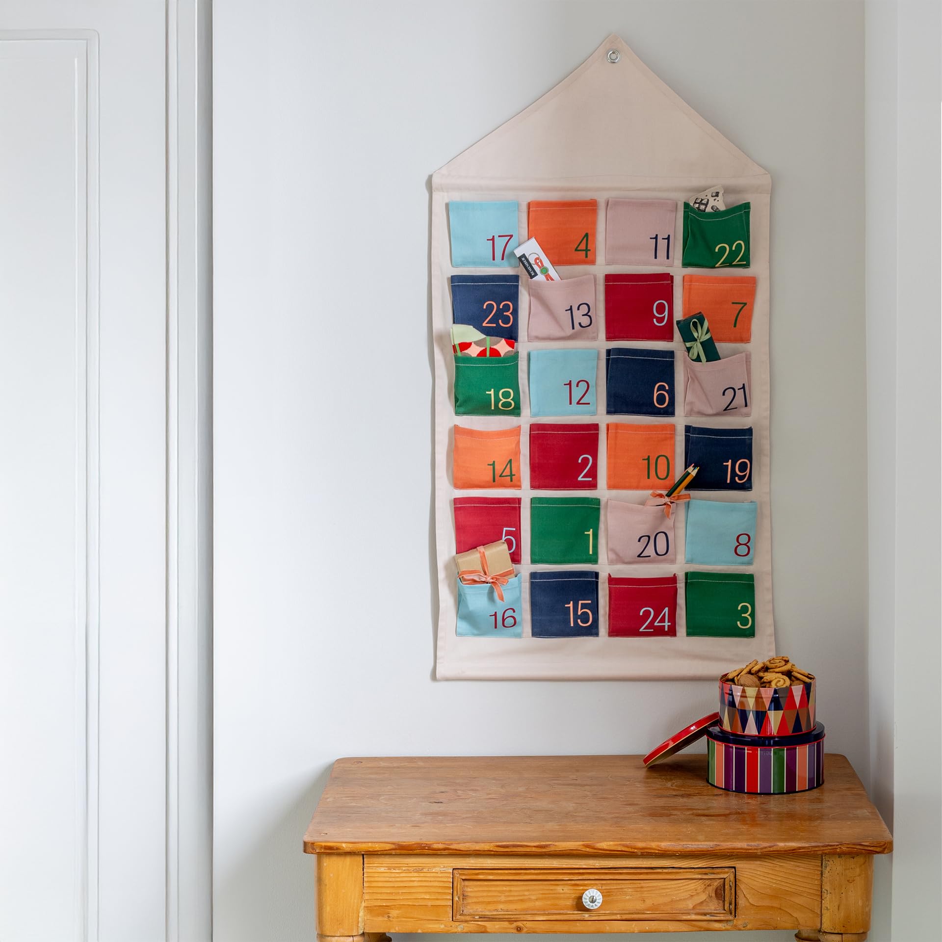 REMEMBER Adventskalender Haus, 50 x 100 cm, Baumwolle/Kiefernholz/Metall – farbenfroher Adventskalender zum Befüllen mit 24 Fächern, für Kinder & Erwachsene, Weihnachtsdeko Geschenkidee