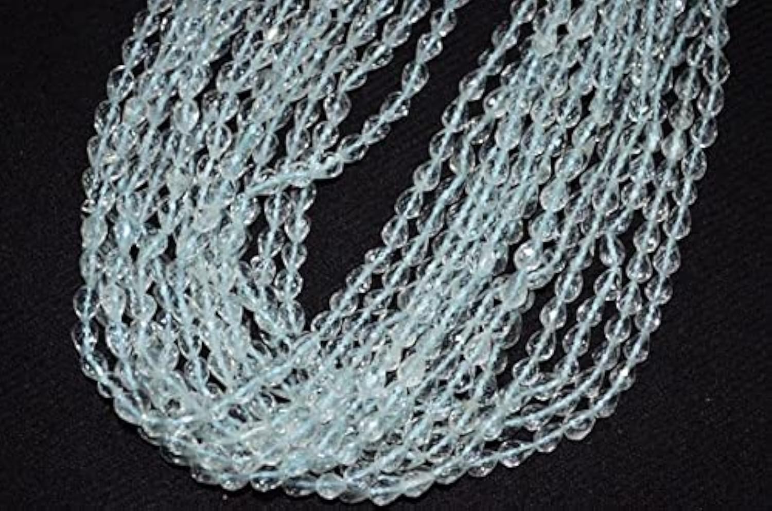 Aigue-marine du Brésil en gouttes facettées pour créer un collier d'été élégant
