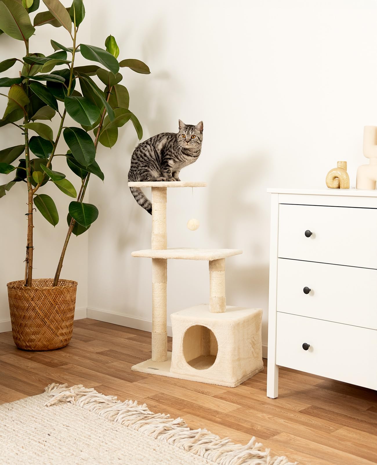 lionto Arbre à Chat avec Niche et Balle en Peluche, Hauteur 85 cm, Arbre à Chat en sisal & Peluche, couchages Confortables & Niche, pour Petits & Grands Chats, Beige