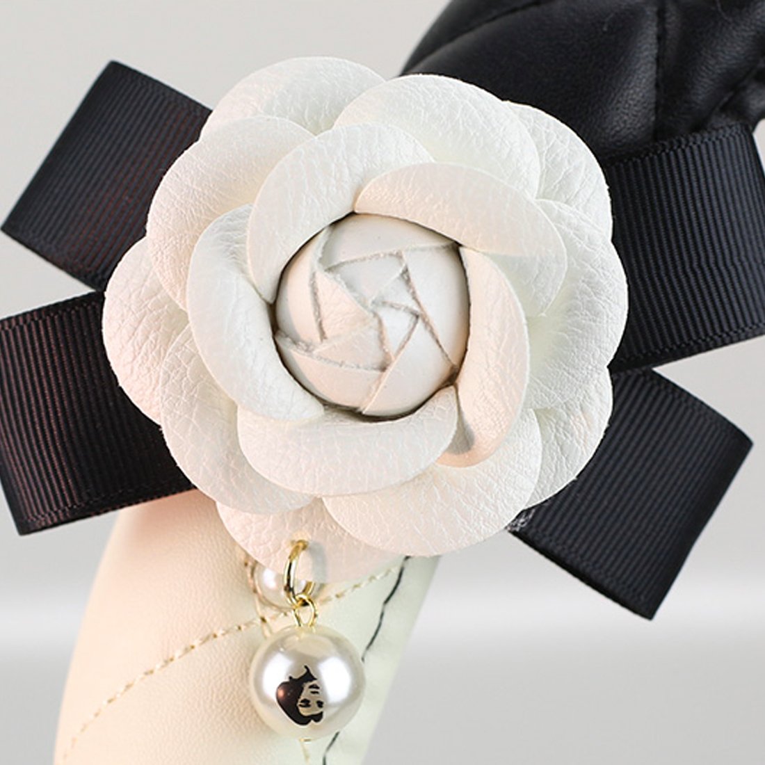 Elegant Four Season Universal Anti-Slip Leather Car Steering Wheel Cover with White Pearls and White Roses for Women (Black+White)