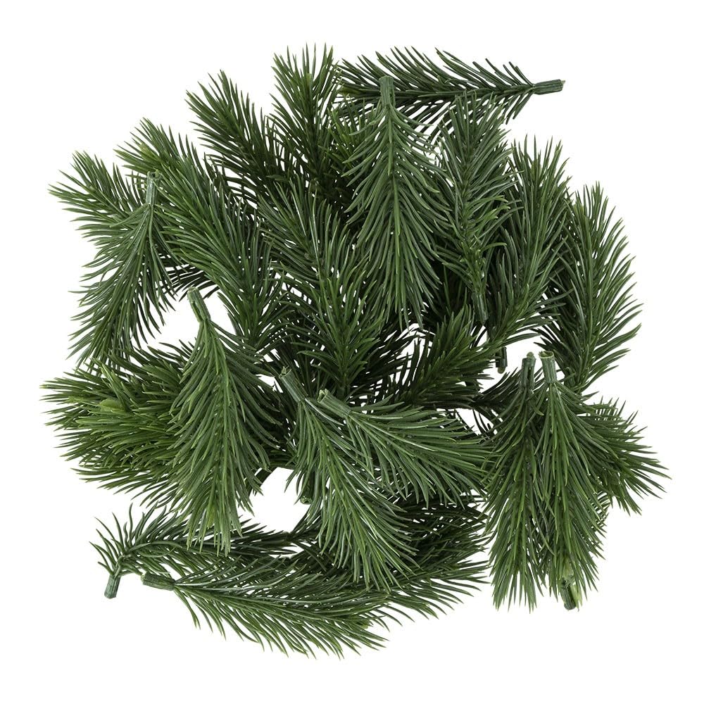 Centre De Table De Noël Avec Des Boules Rouges Et Des Pommes De Pin Décorées à La Main. Décoration De Noël Avec Des Branches De Sapin Et Boules Rouges. La Verdure De