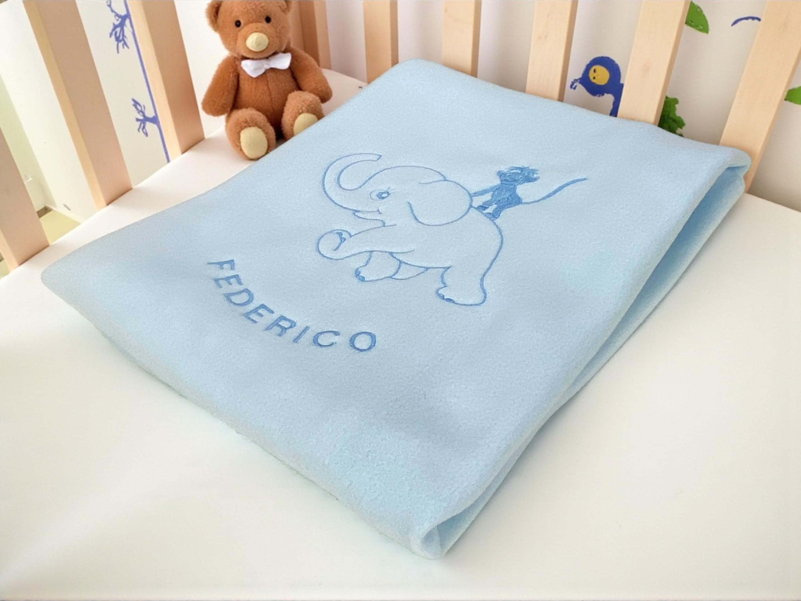 Tex family Fleecedecke personalisiert mit Namen – Elefant – Jungen und Mädchen – Kindergarten Kinderbett Wiege Neugeborene Stickerei Made in Italy – 140 x 100 cm, Hellblau
