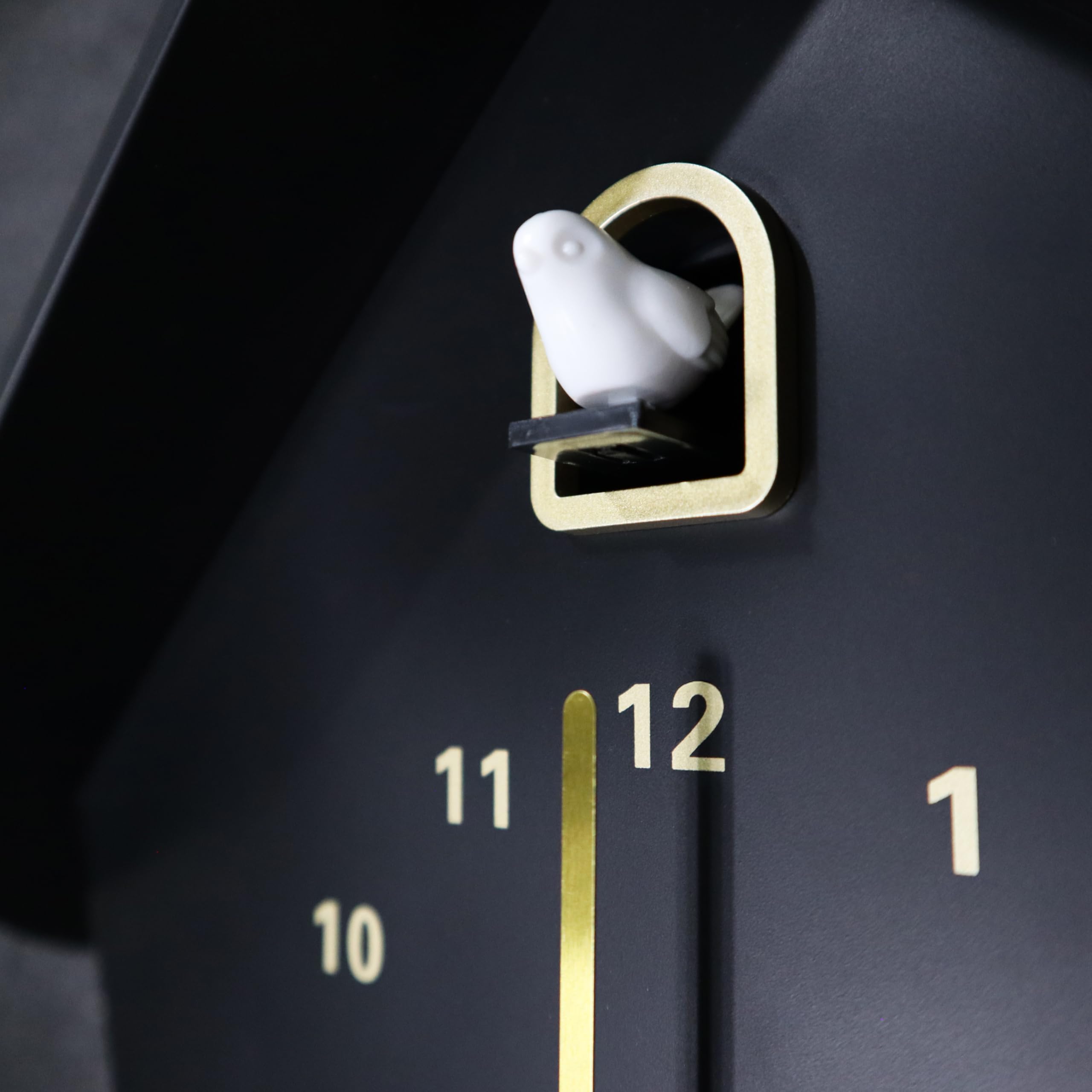 WALPLUS Schwarz Kuckucksuhr Modern mit Stundenruf Einstellbarer Lautstärke Singender Vogel Kuckucksuhr mit Lautlosem Modus Batteriebetriebene Kuckucksuhr Pendel für Wanddekoration