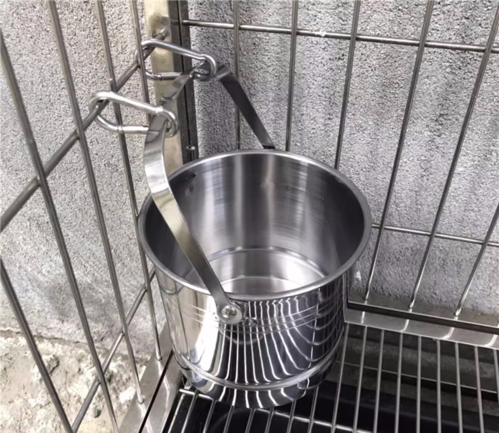 Trinkbrunnen für Haustiere, Wassernapf für Hunde, Hunde-Outdoor-Trinknapf, Wassernapf für Haustiere, Trinkeimer aus Edelstahl, hängender Hundekäfig, Fassungsvermögen 1,7 l/3,5 l, geeignet für mittelgr