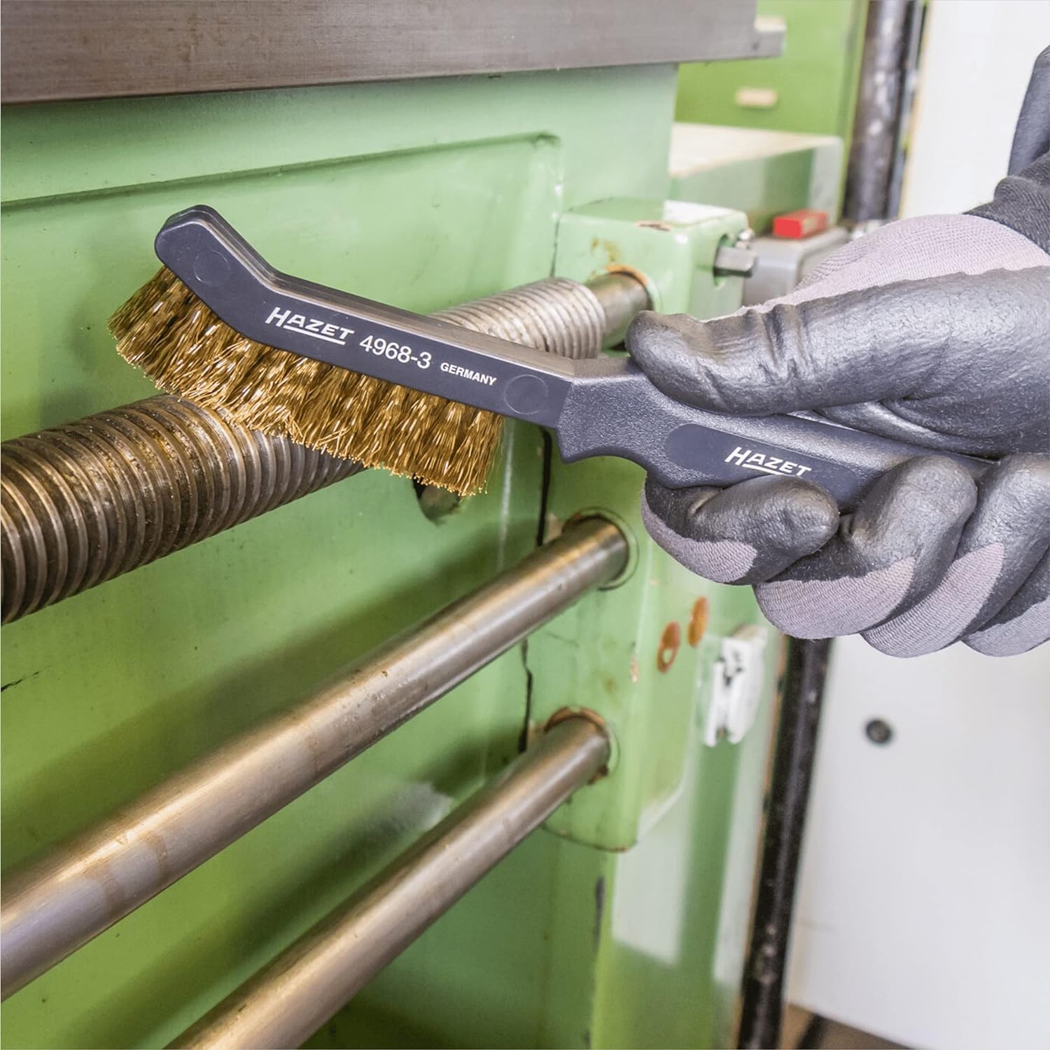 HAZET 4968-3 I wąska konstrukcja, uchwyt z tworzywa sztucznego z otworem do zawieszania I do delikatnego czyszczenia aluminiowych zacisków hamulcowych