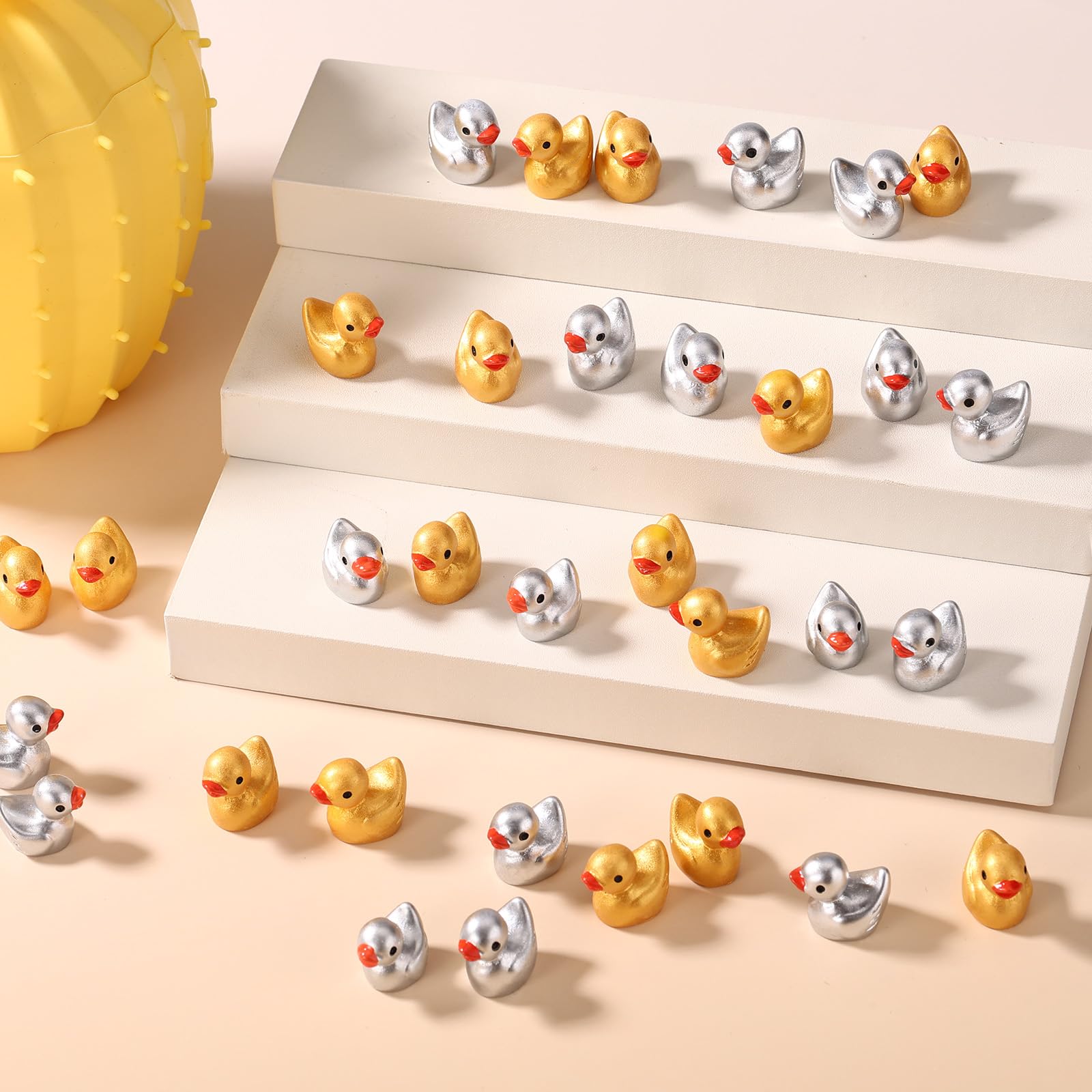 50 Sztuk Złoto & Srebro Mini Żywica Kaczka Figurki, Maleńkie Słodkie Miniaturowe Kaczki Posąg dla Wróżka Ogród Mikro Krajobraz Tort Topper DIY Dekoracja