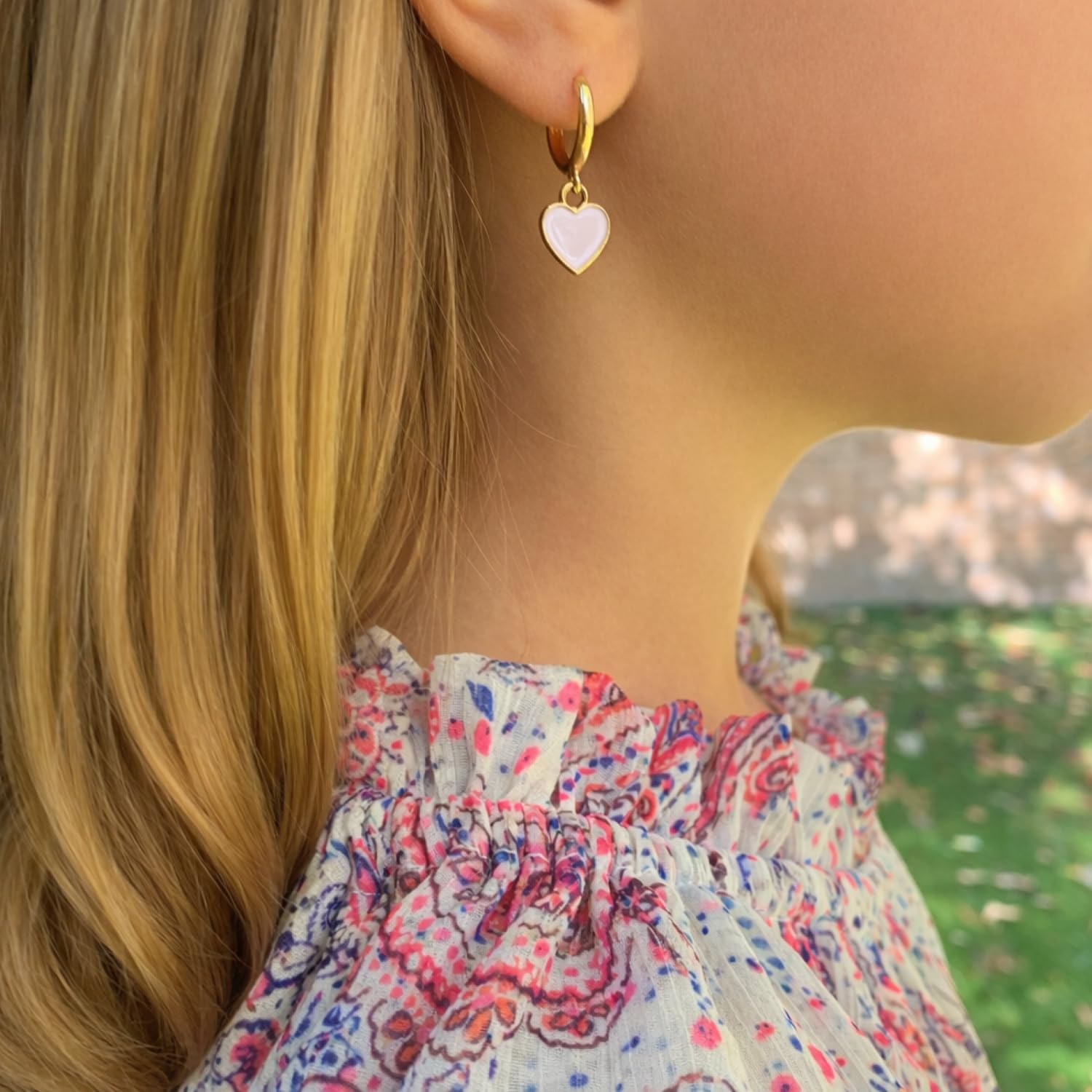 Petites Créoles Dorées Plaquées Or 14K avec Cœurs Rouges ou Roses – Boucles d’Oreilles Légères Femme – Bijou Romantique Élégant – Idée Cadeau Saint-Valentin Anniversaire – ASTER ALHELÍ