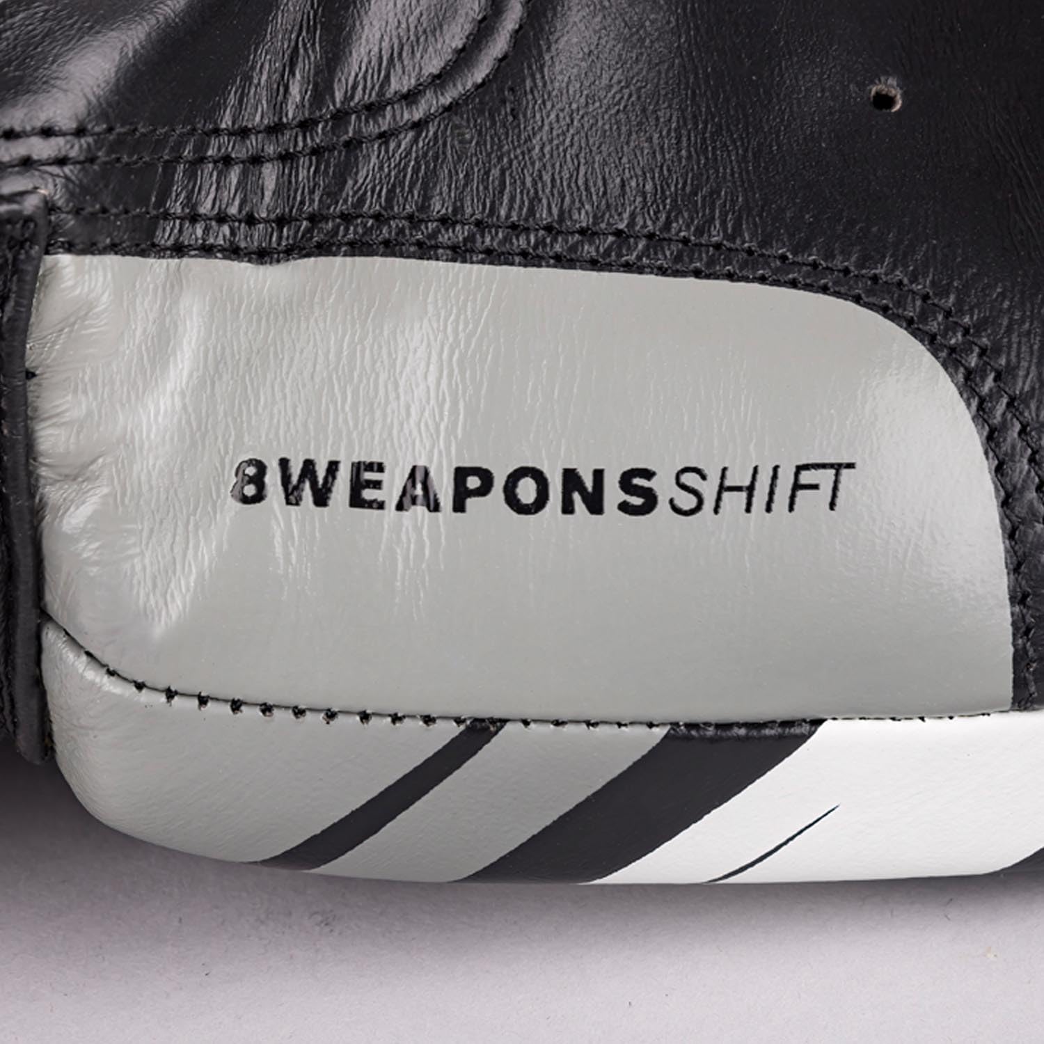8 WEAPONS Boxhandschuhe Shift, Schwarz-weiß, Training, Sparring & Wettkampf, Leder, Perfekte Dämpfung & stabile Nähte, Handschuhe für Muay Thai, K1, Boxen, MMA und Kickboxen
