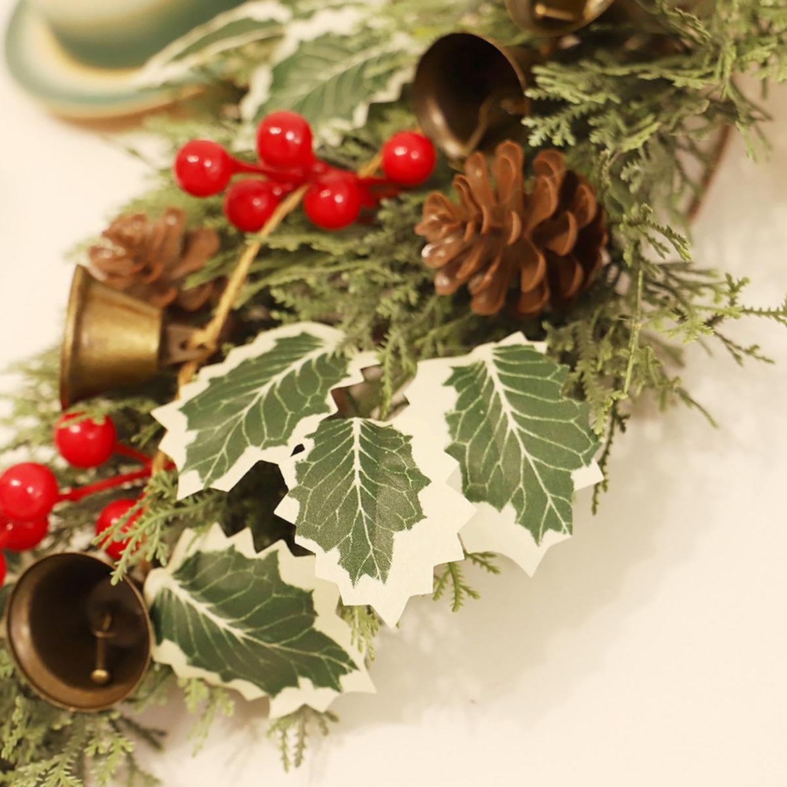 Couronne de Noël artificielle pré-éclairée en forme de goutte d'eau - Fleur de Noël dorée - Arbre à l'envers avec baies et nœud - Pour décoration de Noël, mur, porte, fenêtre Greatideal