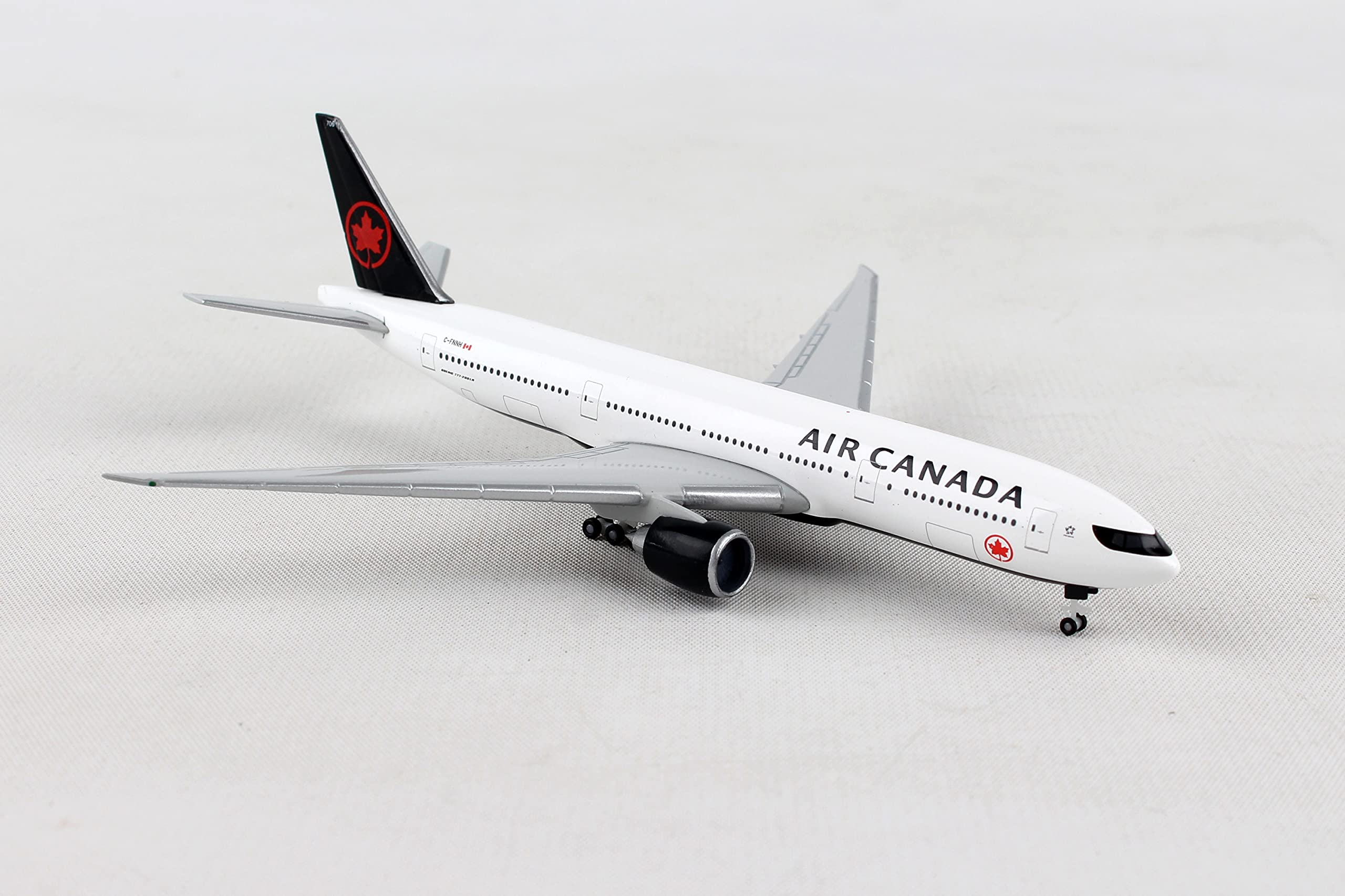 Amazon.com: DARON Herpa Wings 531801 Air Canada Boeing 777-200LR 1