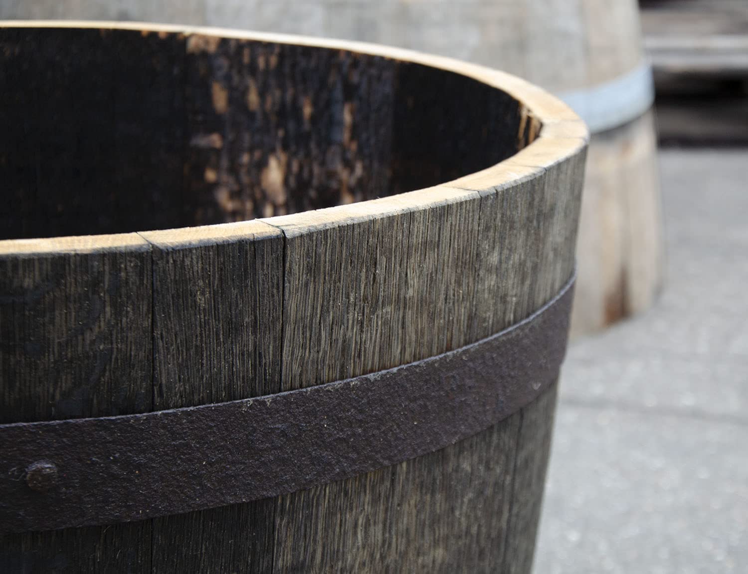 Temesso Halbes Fass aus einem originalen schottischen Whiskyfass (Oberfläche geölt - mit Rollen)