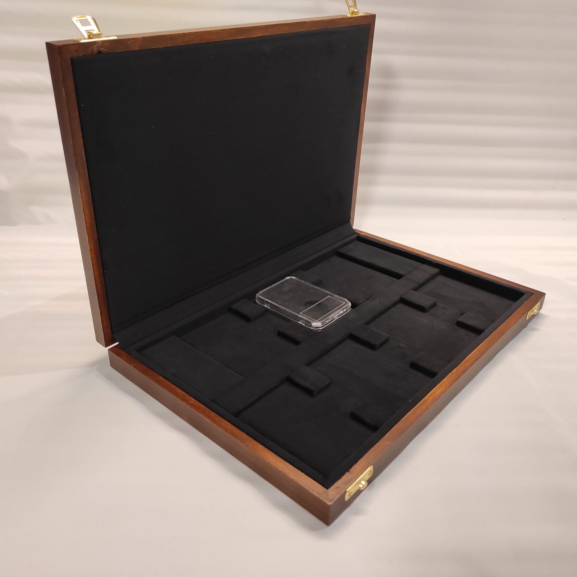 Caja para Monedas en Slab NGC PCGS, 8 Compartimentos, Madera Maciza y Terciopelo, Artesanal numerada y certificada