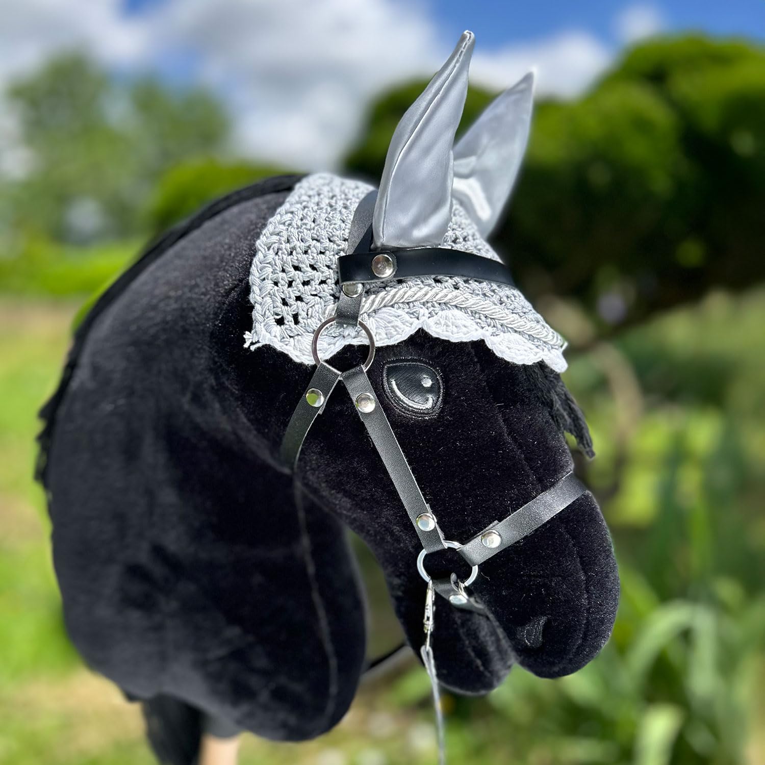 Set de Accesorios para Hobby Horse – Cabestro con Forro de Peluche Gris, Cuerda de conducción y Gorro antimoscas Gris y Blanco para Hobby Horsing – Compatible con Caballos de Palo tamaño A4 y A3