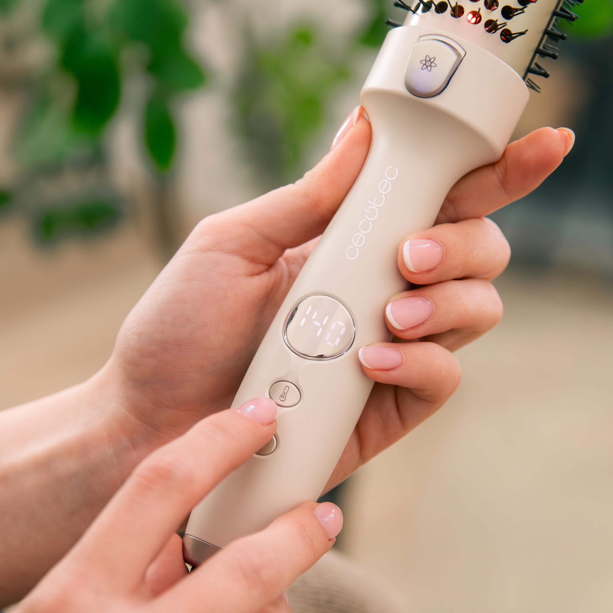 Cecotec Spazzola lisciante con infrarossi e tecnologia ionica InstantCare ThermoGlow. 70 W, 5 impostazioni di temperatura, barile da 38 mm, funzione memoria, schermo, spegnimento automatico e cavo