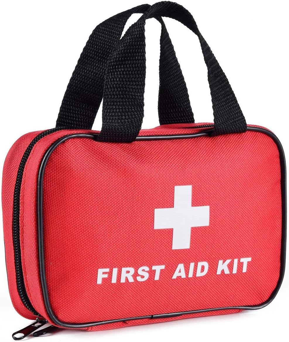 SlimK Botiquín de primeros auxilios pequeño para viajes en automóvil y emergencias al aire libre como cortes menores, rasguños, quemaduras y esguinces - 112 piezas de suministros de primeros auxilios esterilizados de primera calidad - Bolsa compacta y liviana roja