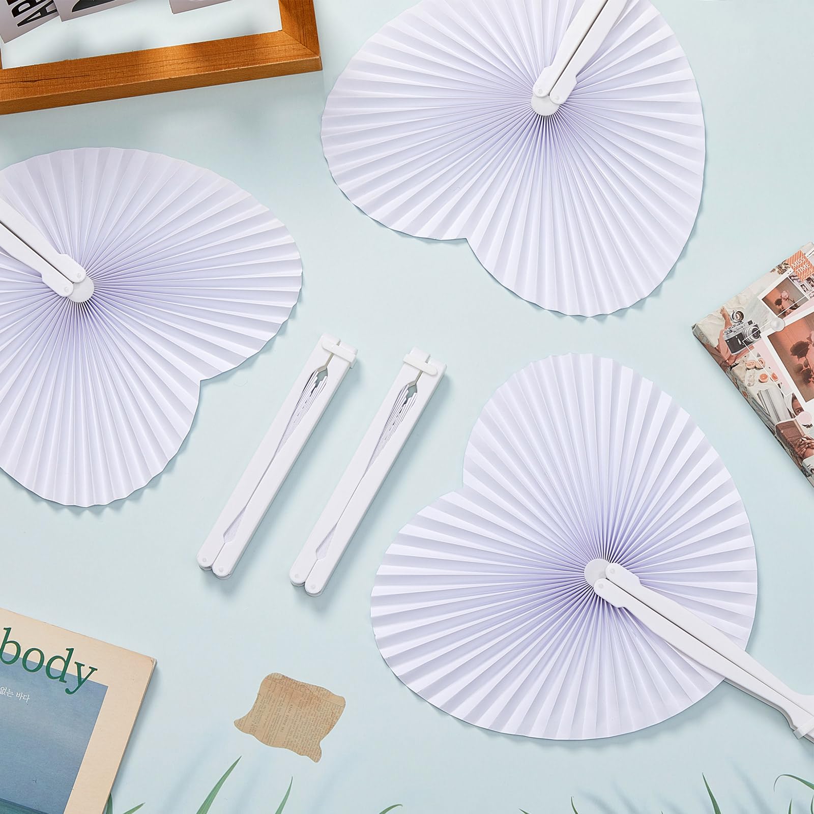 100 Stück Herz Hochzeitsfächer Faltbare Taschenfächer Weiße Chinesische Handfächer Herzförmige Papierfächer Herz Faltfächer Gastgeschenk für Sommer Hochzeit Geburtstag DIY Dekoration