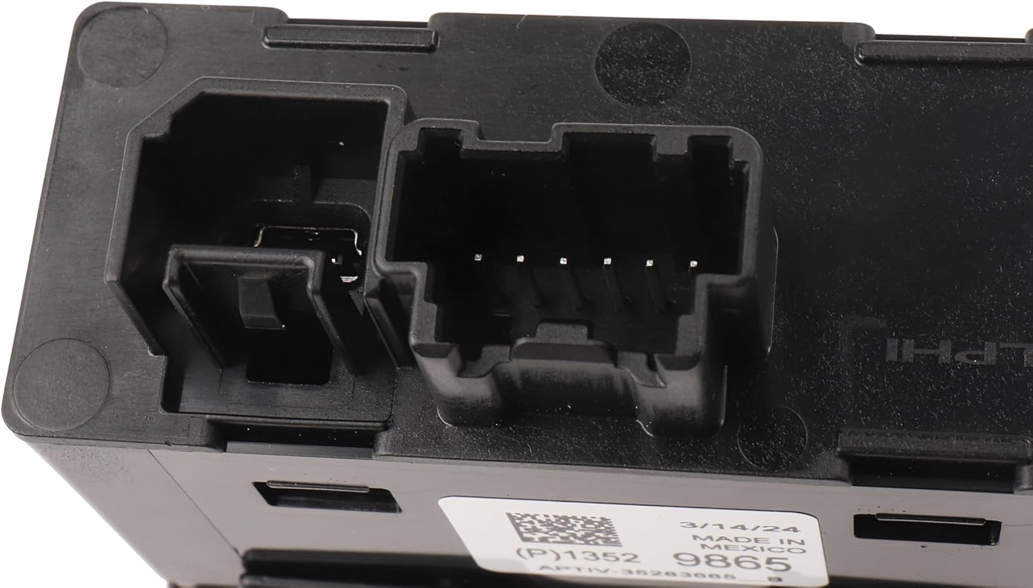 GM Genuine Parts 13529865 Black Audio Player and USB Receptacle