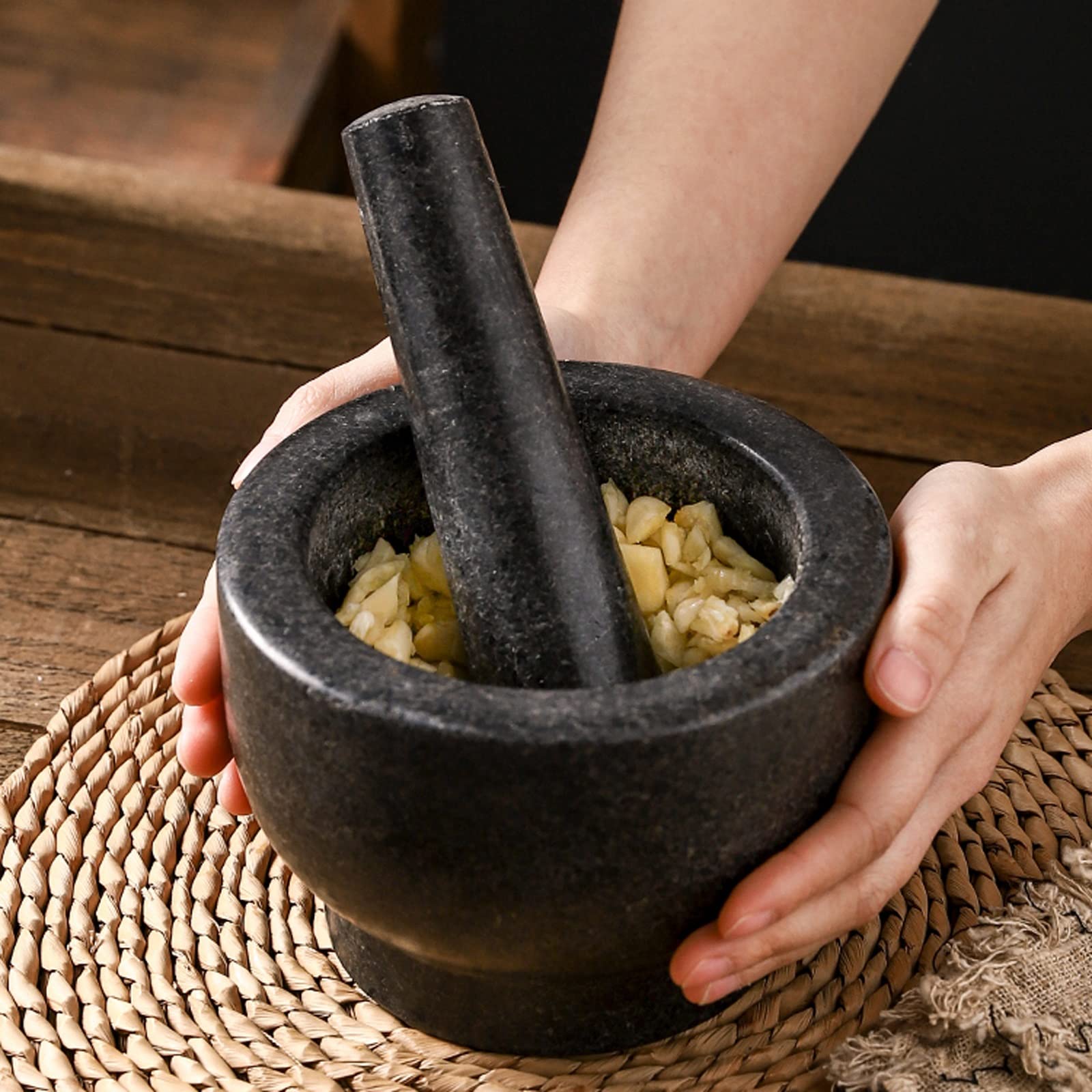 mühle Mörser- und Stößel-Set – Schwarzer Granit, polierte Außenseite – 5,4 Zoll – Fassungsvermögen for 2 Tassen gewürzküche