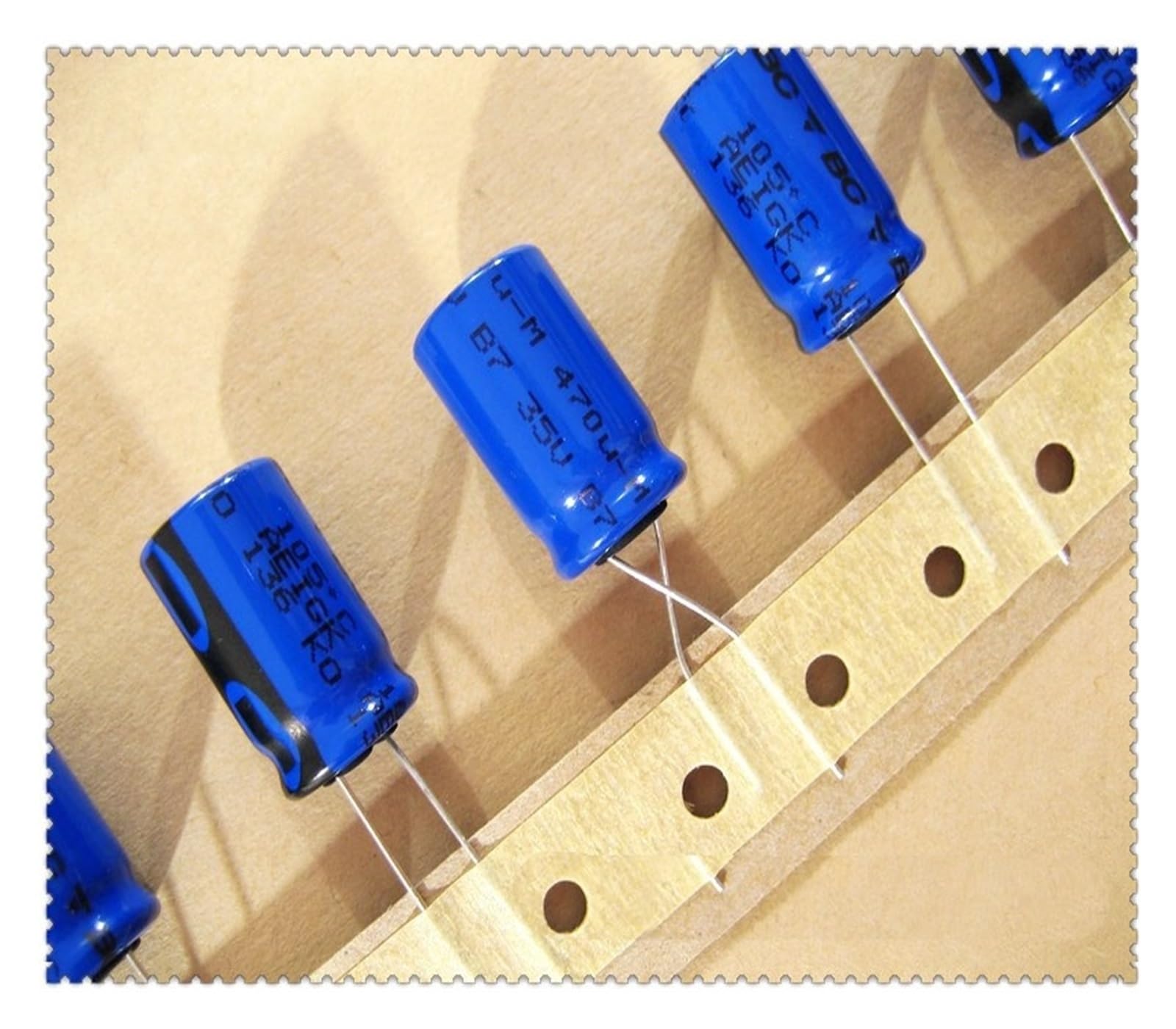 Condensateur électrolytique 470 uF 35 V résolvant les bruits audio