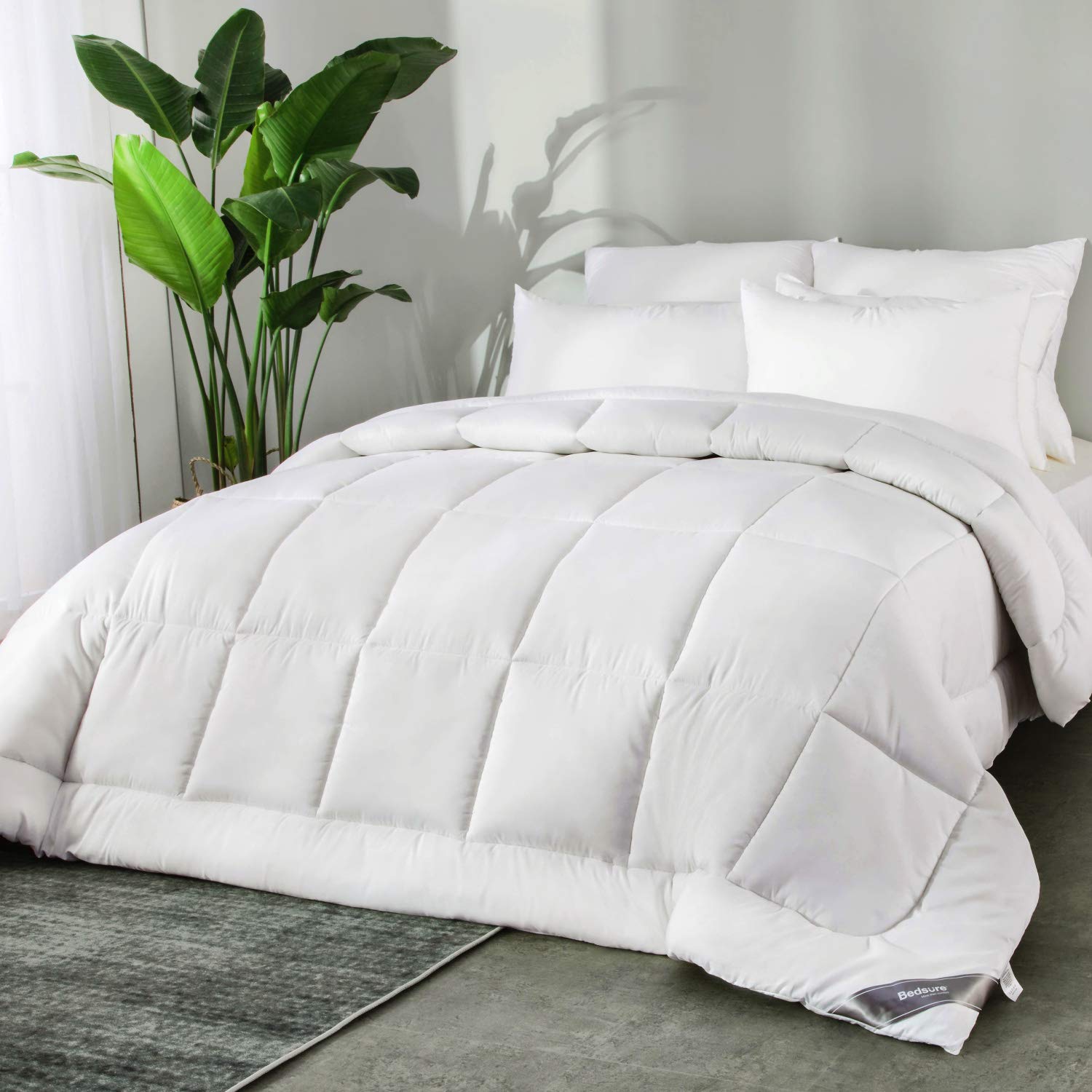 Bedsure Couette 220x240 4 Saisons - Couette 220x240cm Certifiée Oeko-TEX 300g/m² Couverture, Duvet Doux et Chaud pour Allergiques, Gonflant Respirant, Blanc