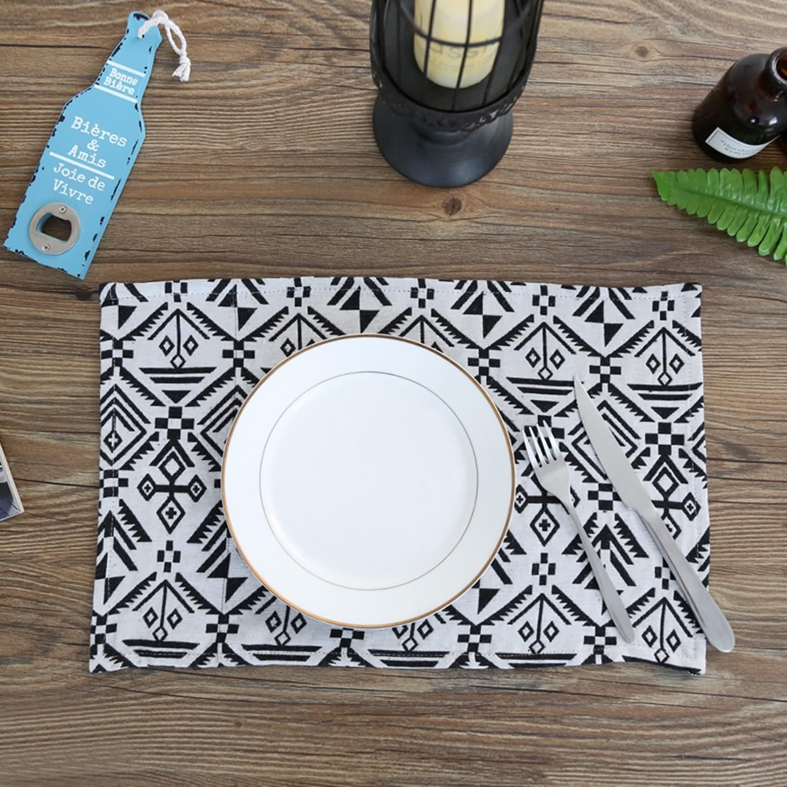 Set de table lavable blanc motif géométrique pour une table propre et chic au quotidien