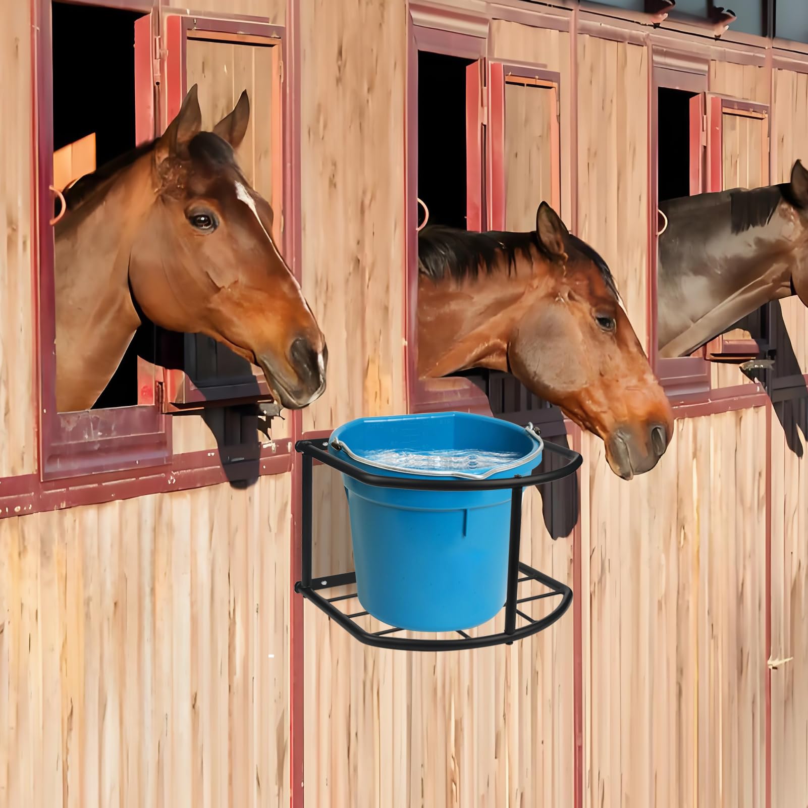 Soporte de cubo para alimentación de caballos, soporte de cubo de agua y alimentación de 5 galones para caballos, cubo de agua de metal resistente para montaje en pared y soporte para cubo