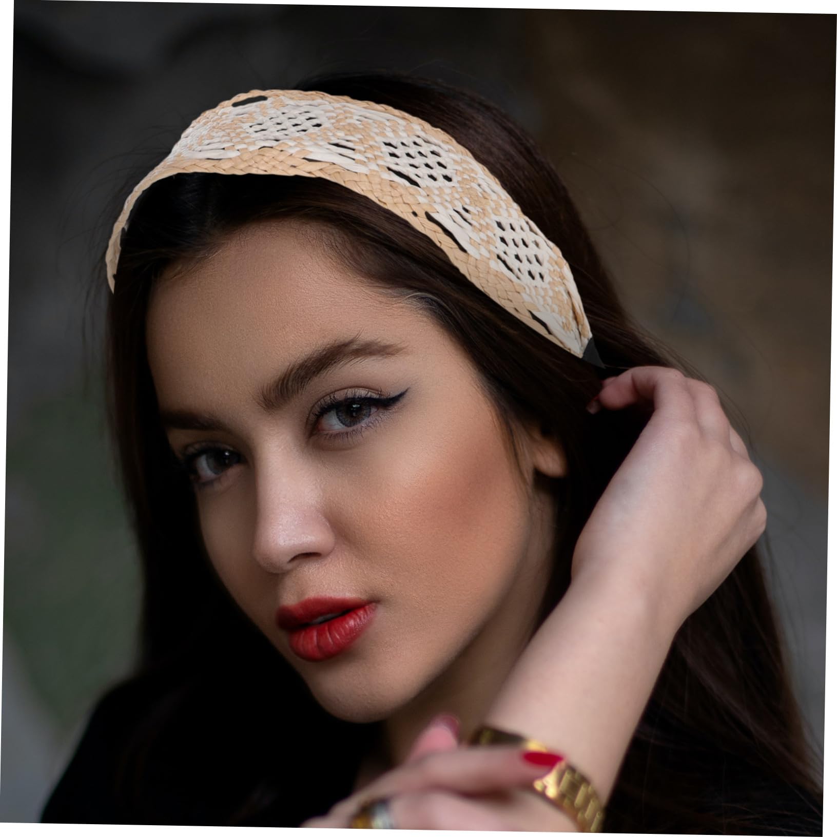 Bandeau Tressé Large Raphia pour Femmes Accessoire de Cheveux Vintage Stable et Confortable Style Rétro pour Tenues de Plage et Coiffure Facile