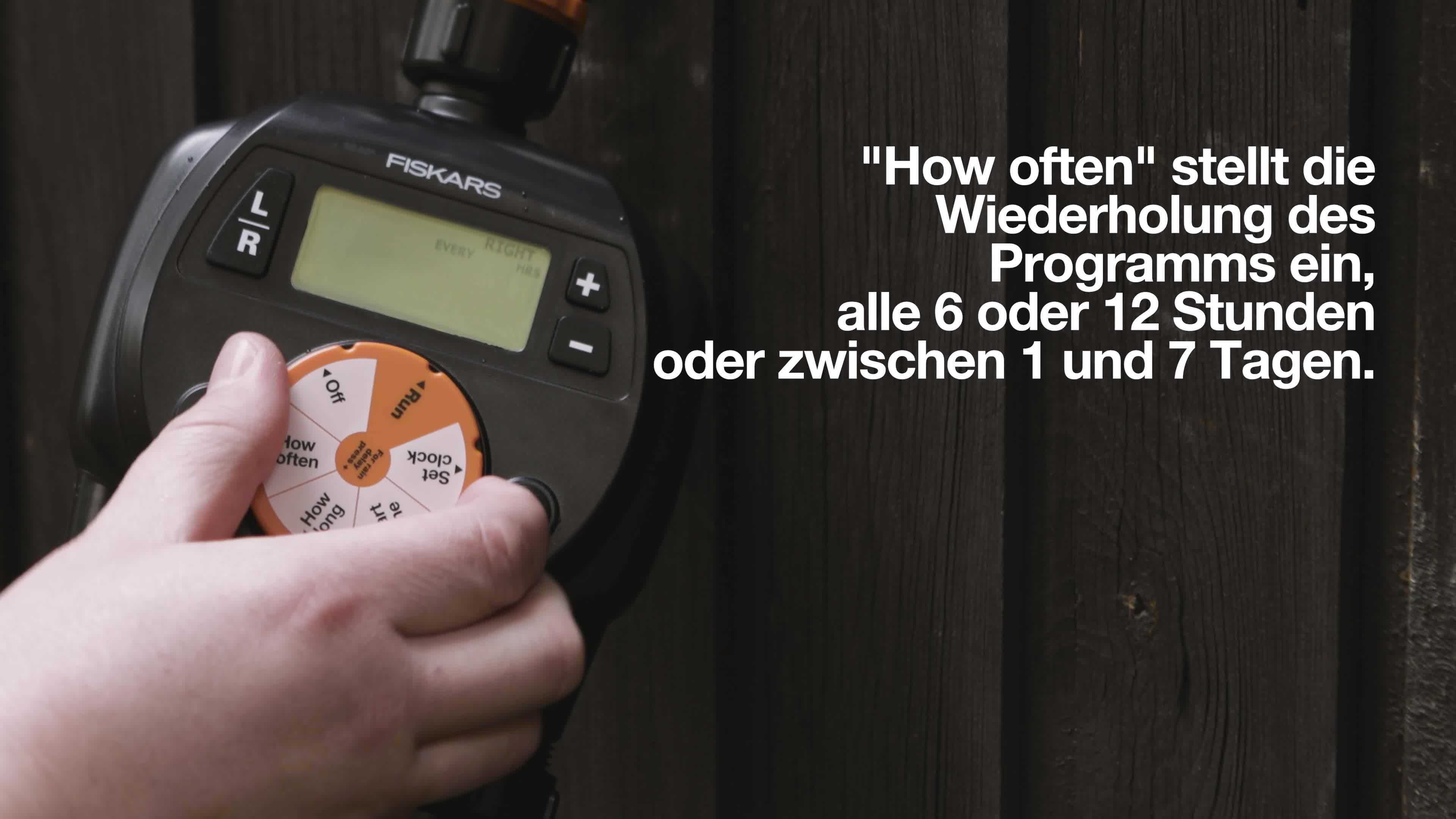 Fiskars Timer met 2 uitgangen, voor alle standaard kranen, makkelijk afleesbaar LCD-display, universele maat, 580 g, zwart/oranje, 1054792