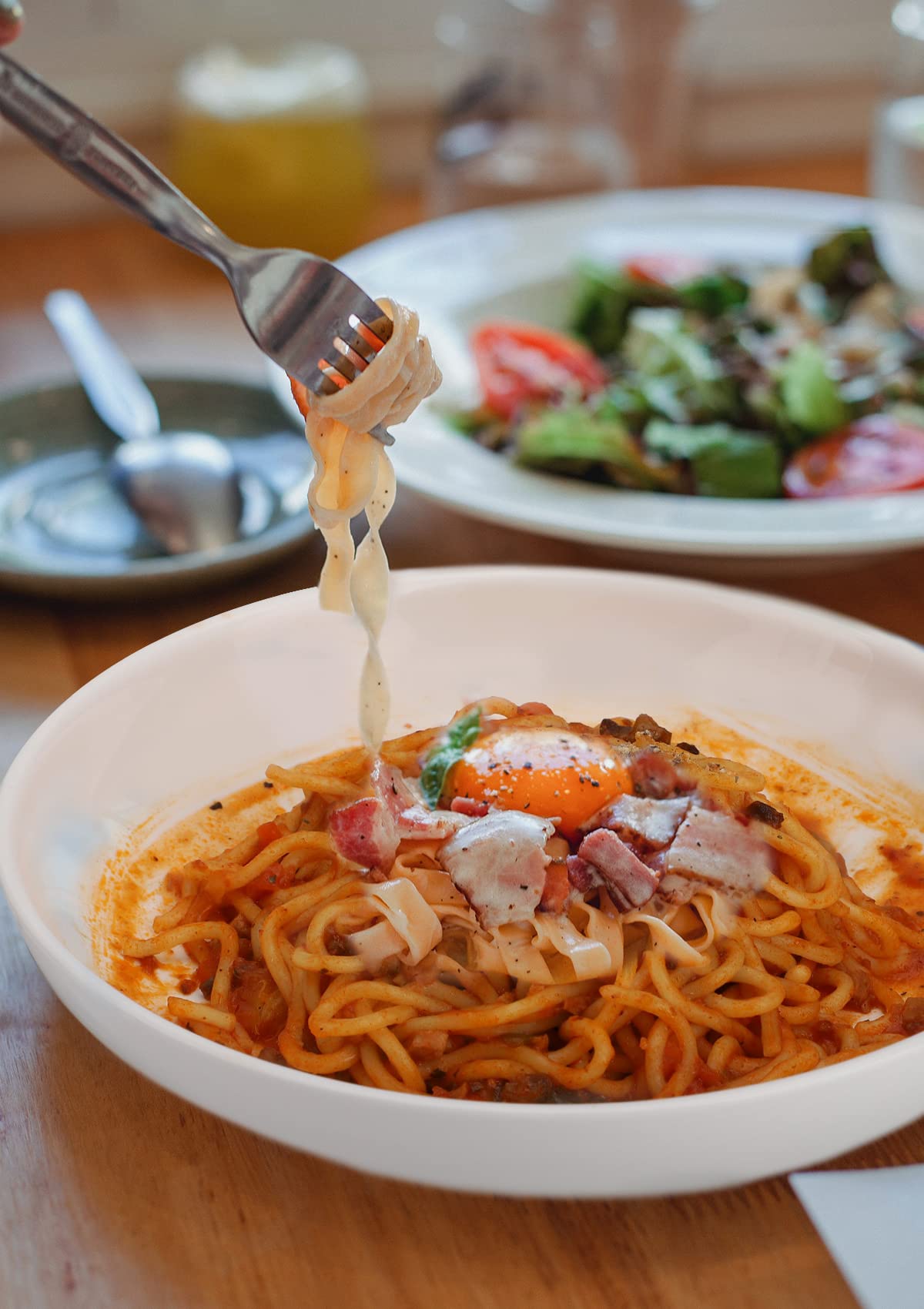 Nucookery Cuencos de porcelana para pasta de 30 onzas, cuencos blancos para sopa, cuencos grandes para servir ensaladas, fáciles de limpiar y aptos para lavavajillas, juego de 6