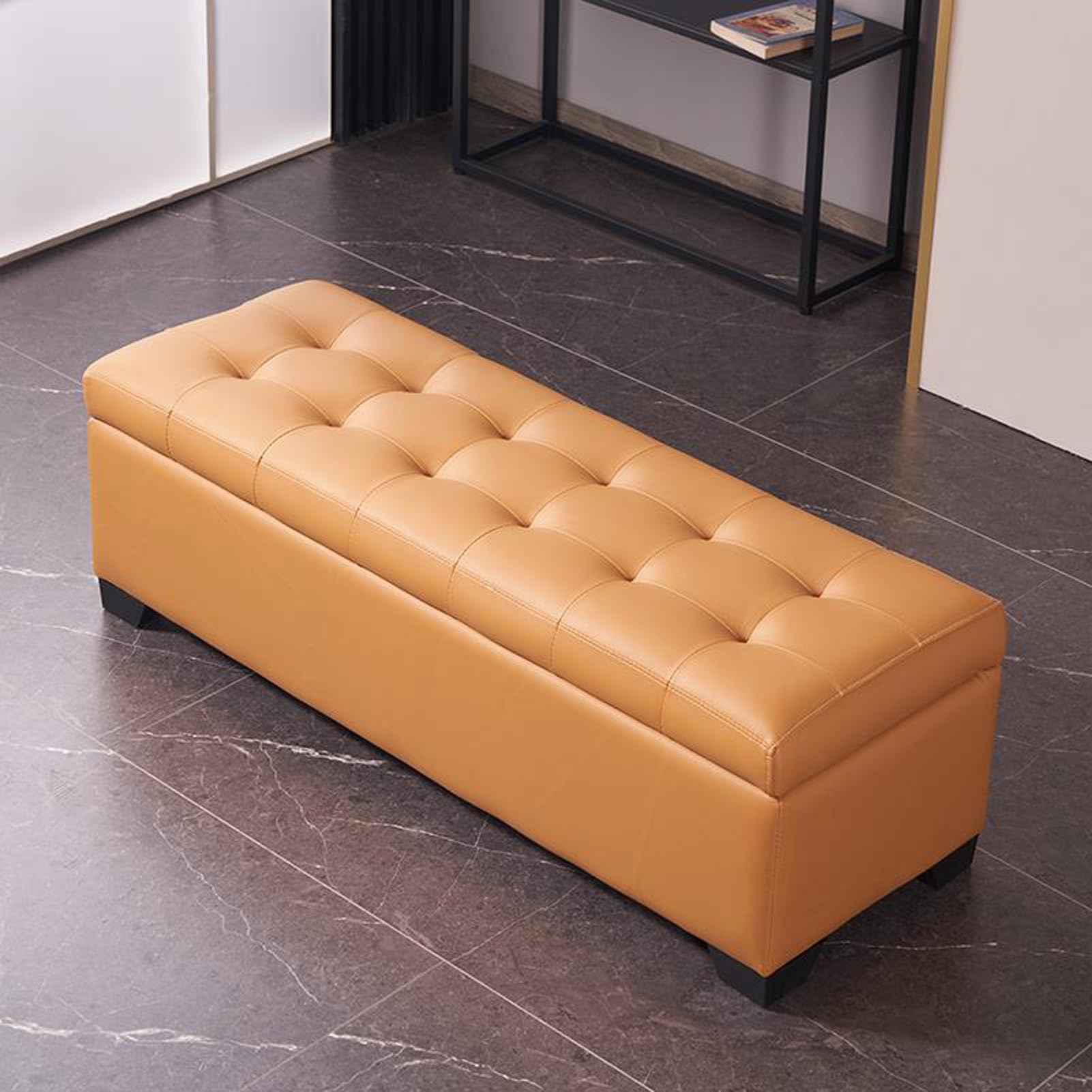 Bout de lit avec rangement en similicuir pour une chambre ordonnée