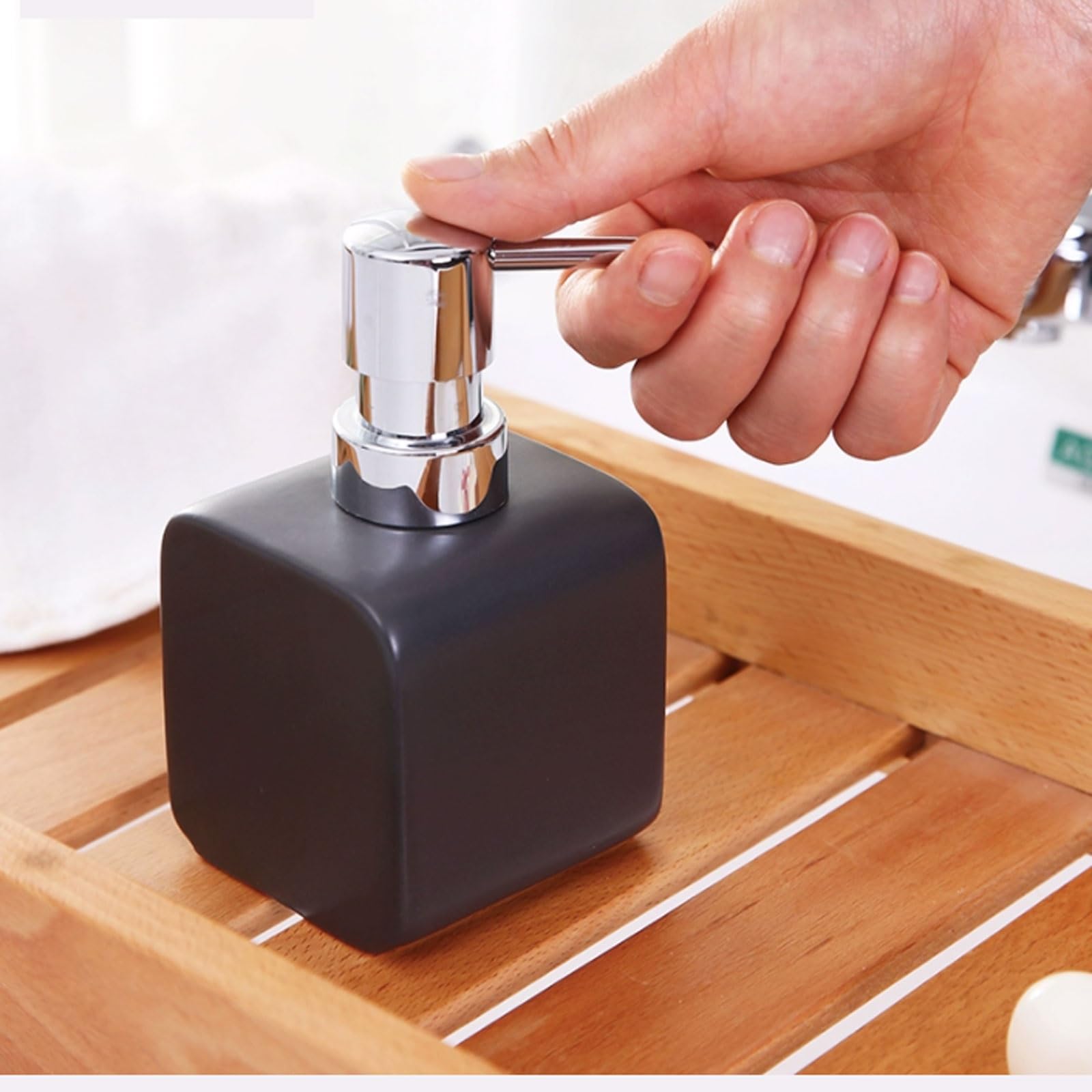 Ceramiczny dozownik mydła 238 ml z plastikową głowicą pompki, gładkie błyszczące wykończenie, zaokrąglone miękkie krawędzie, blat (Wei)