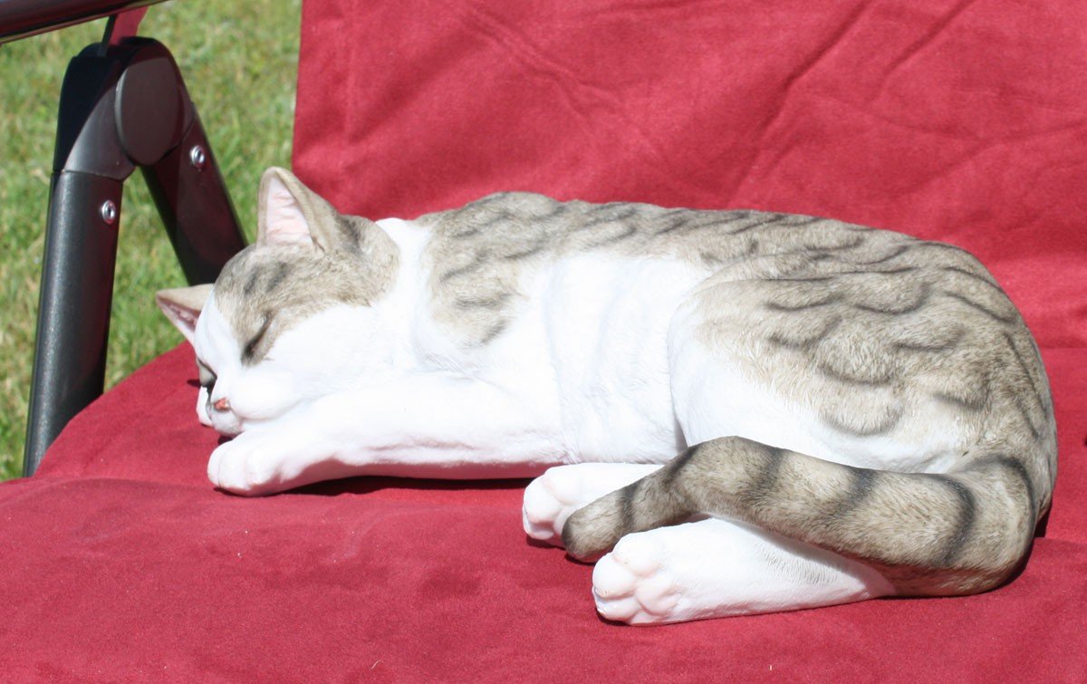 Schöne Dekofigur schlafende Katze Tierdeko Katzenfigur Deko für Innen und Außen