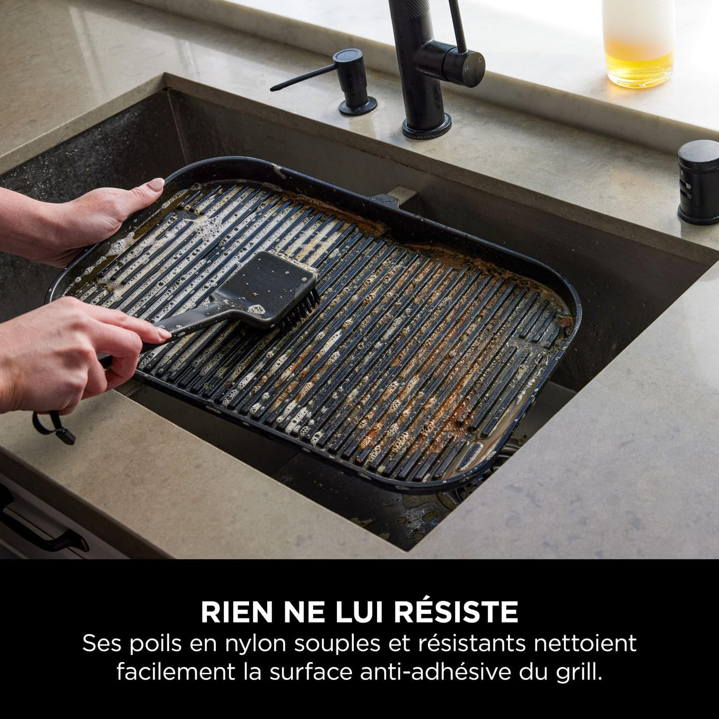 Ninja Woodfire Brosse de nettoyage de Barbecue, brosse pour barbecue avec poils inclinés et boucle, compatible avec les barbecues électrique d'extérieur OG701 / OG850 / OG901, noire, XSKOGXLCNBSEU - 4