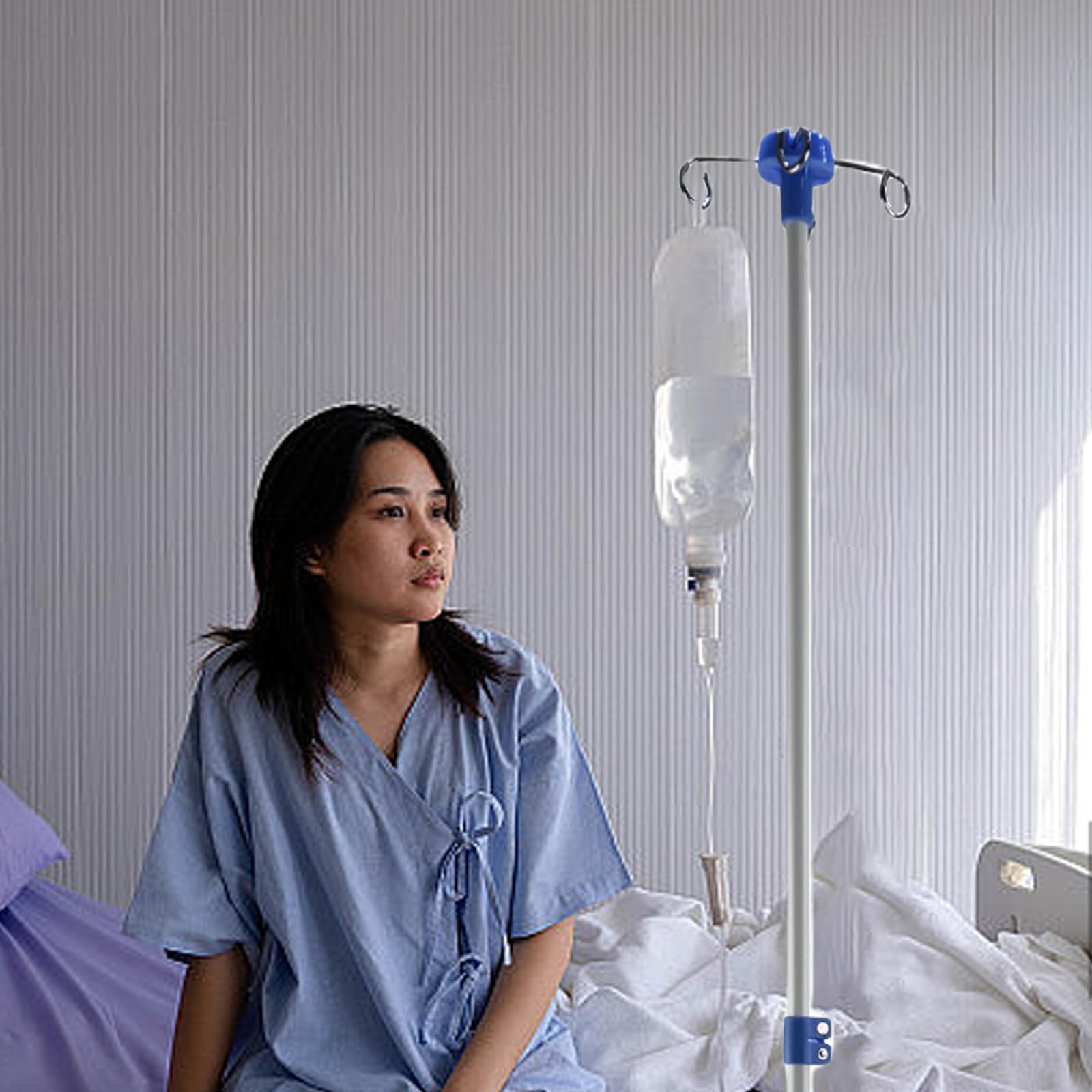 Postes de infusiones plegables de altura ajustable, soporte clínico portátil con 4 ganchos y bolsa de red de almacenamiento para hogares y hospitales