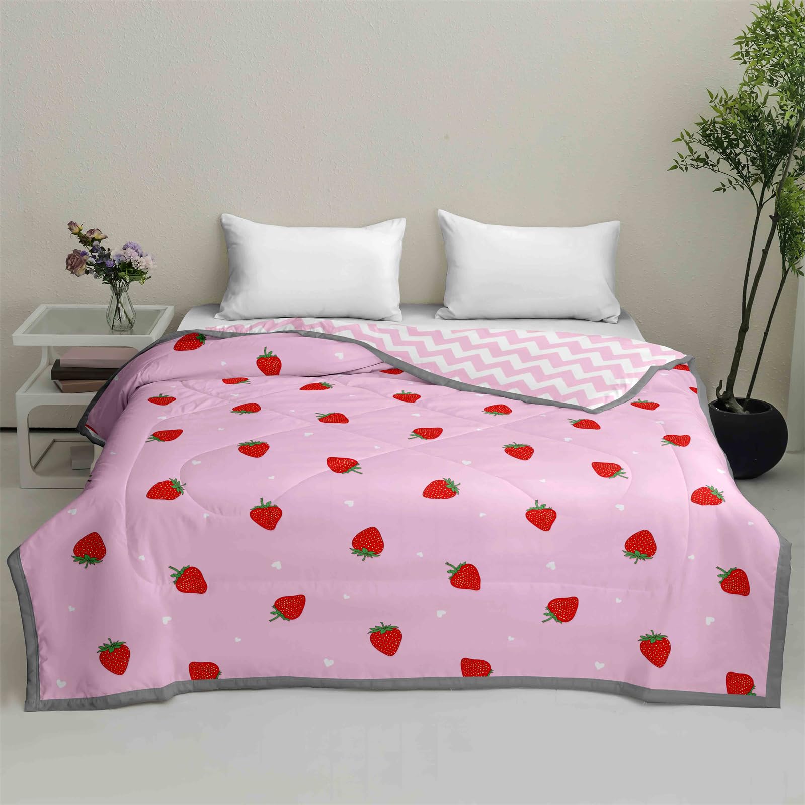 Odot Coverless Duvet 4.5 Tog for Single Double King Size, Summer Duvet No Cover Cosy and Lightweight Quilt Breathable Bedspreads Quilted Throw for Beds (Strawberry,180 * 200cm)