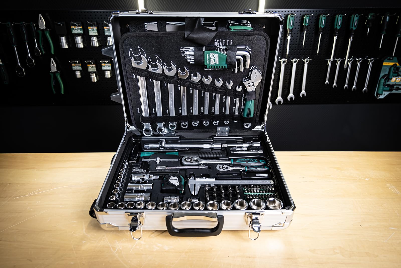 Brüder Mannesmann Werkzeugtrolley, 159-teilig - Werkzeugset mit Werkzeug aus Chrom-Vanadium-Stahl - inkl. Schraubendreher, Zangen, Ratschen, Messschieber, Maßband, Stecknüsse & Bits | M29077