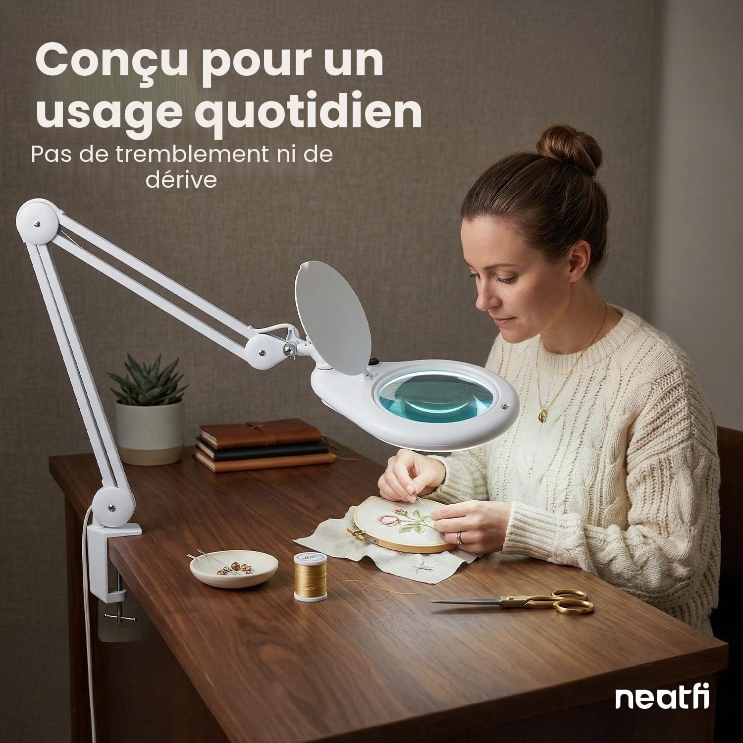 Neatfi Elite XL HD Super Lampe loupe LED avec Pince – grossissement 2,25x (5 dioptries), lumière du Jour 6500 K | sans éblouissement | Couture et Loisirs créatifs (Blanc, Lentille de 18 cm)