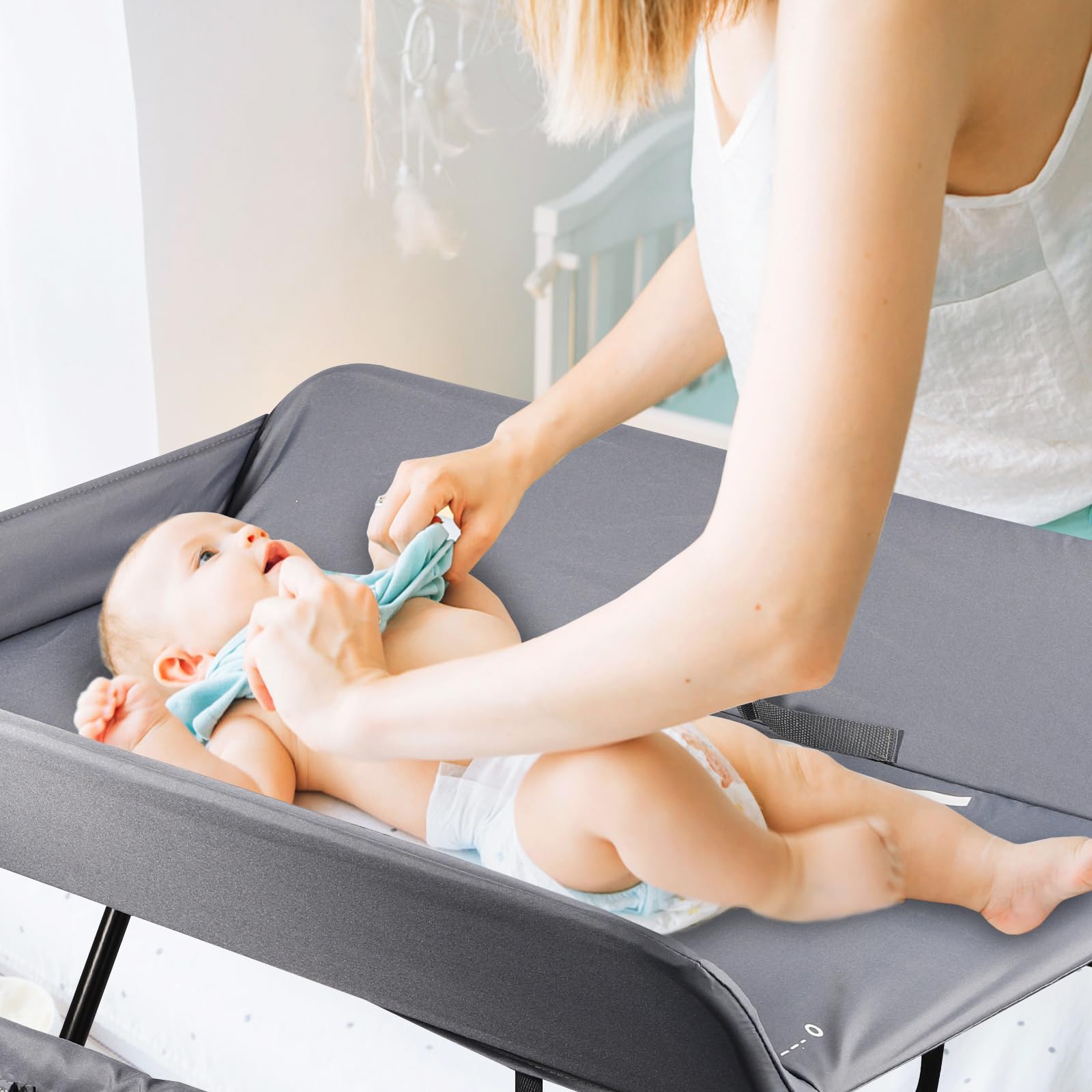 Fasciatoio Pieghevole Neonato con Ruote, Fasciatoio Regolabile Portatile Fasciatoio con Vaschetta per Neonato con Ripiano Inferiore, Cestino Laterale, Asta Appendiabiti (Grigio)