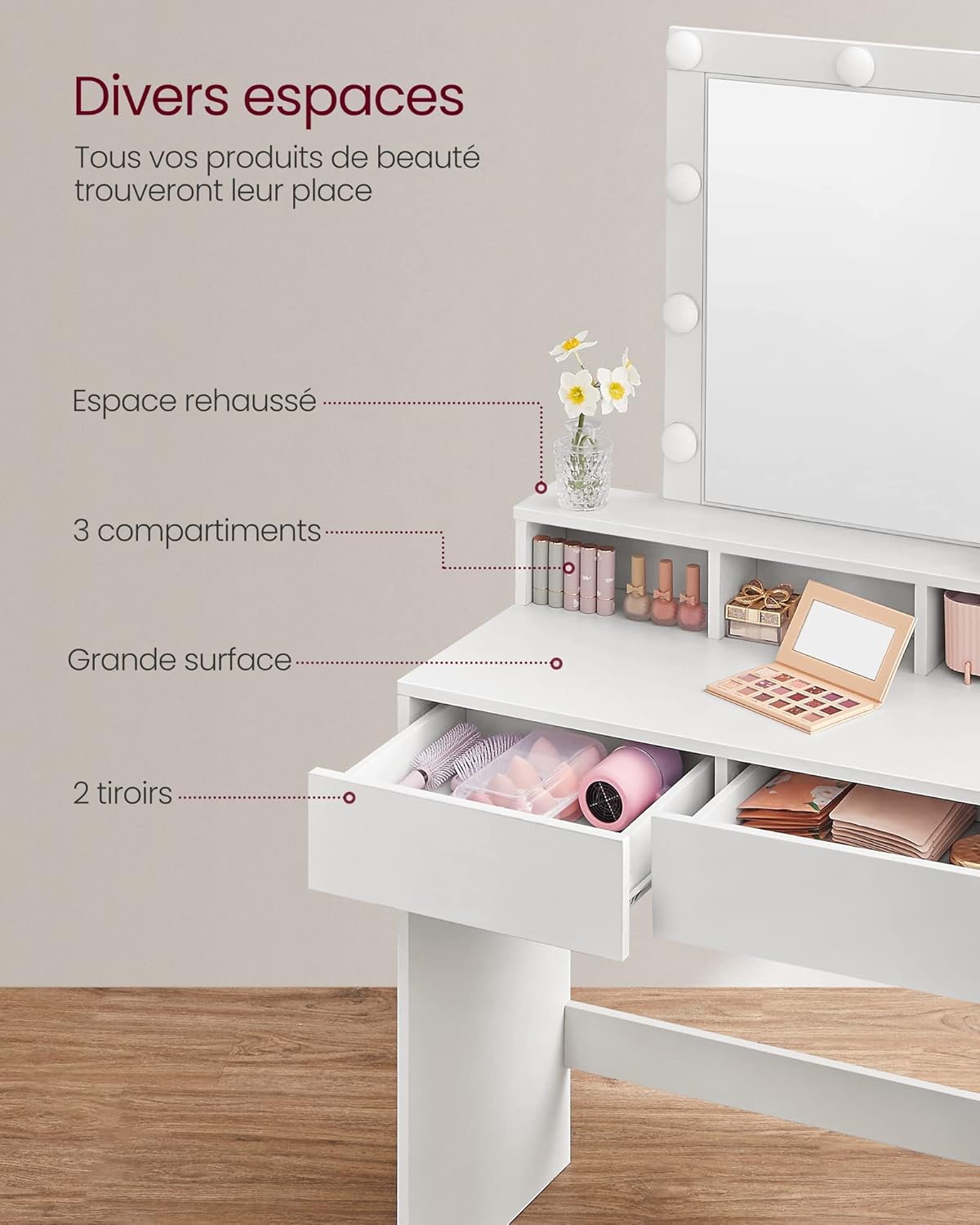 Detailní záběr view úložného prostoru toaletního stolku, s důrazem na dvě otevřené zásuvky plné kosmetických produktů a tři otevřené přihrádky na vyvýšené polici.