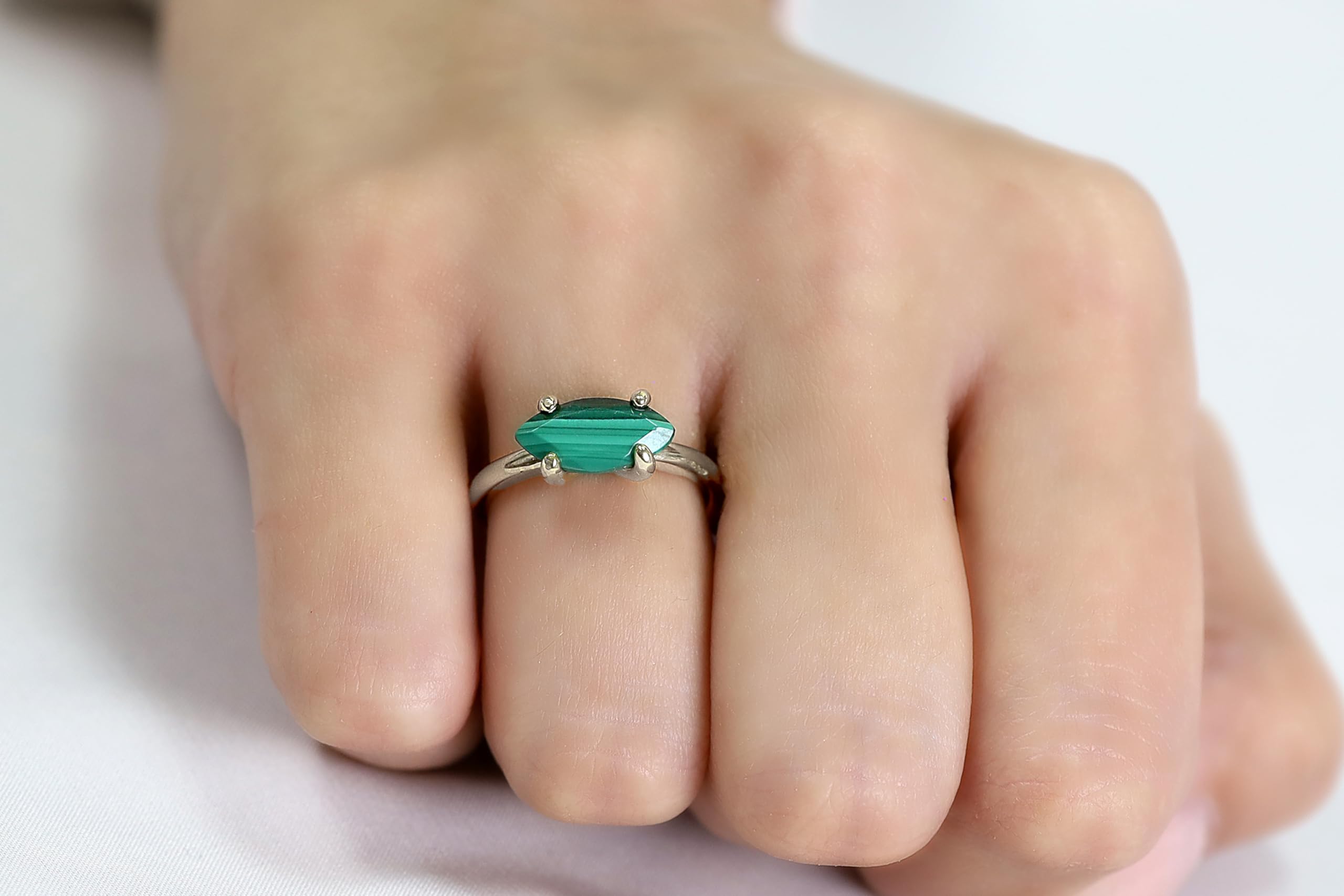Anillo de Malaquita Marquesa Horizontal - Anillos de Cristal Hechos a Mano para Mujer - Anillo de Piedra Verde Personalizable - Anillo de Joyería Artesanal Anillo de Compromiso - con Caja de Fantasía