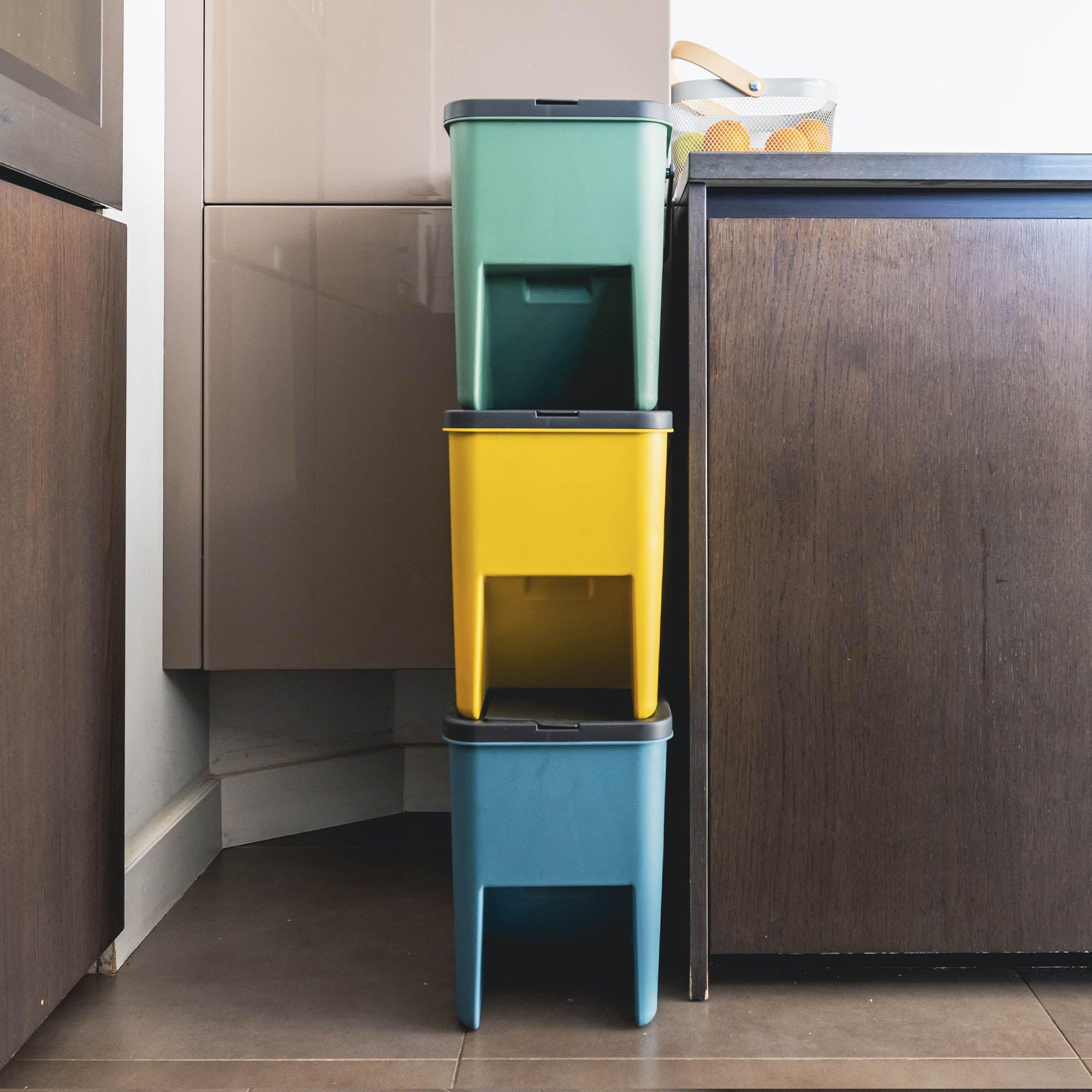 KITCHEN MOVE Bergen - Juego de 3 cubos apilables de 20L para reciclaje – 80L – Papelera de clasificación selectiva de plástico, colores amarillo, azul, verde y gris