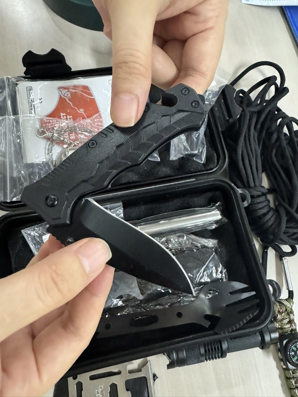 69 en 1 Kit de Survie d'urgence en Plein Air,Sac de Survie Complet,Kit de Survie Complet avec Couverture de Survie,Kit de Survie Militaire Complet pour Hommes Camping,Randonnée,Voyage Aventure