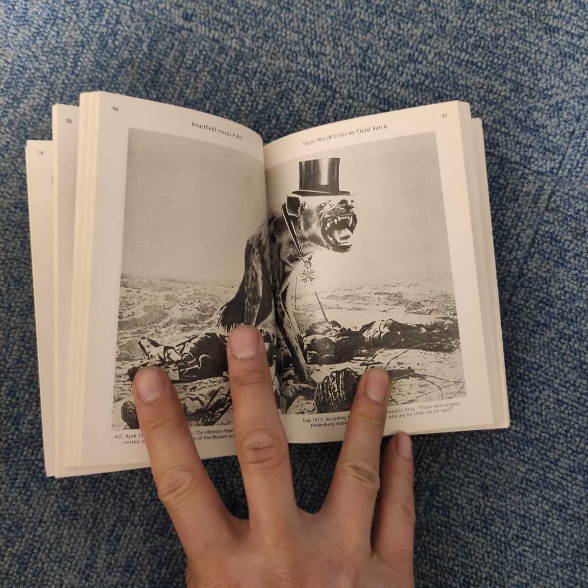 Amazon.co.jp: [美品 洋古書] Heartfield vesus Hitler - John Willett