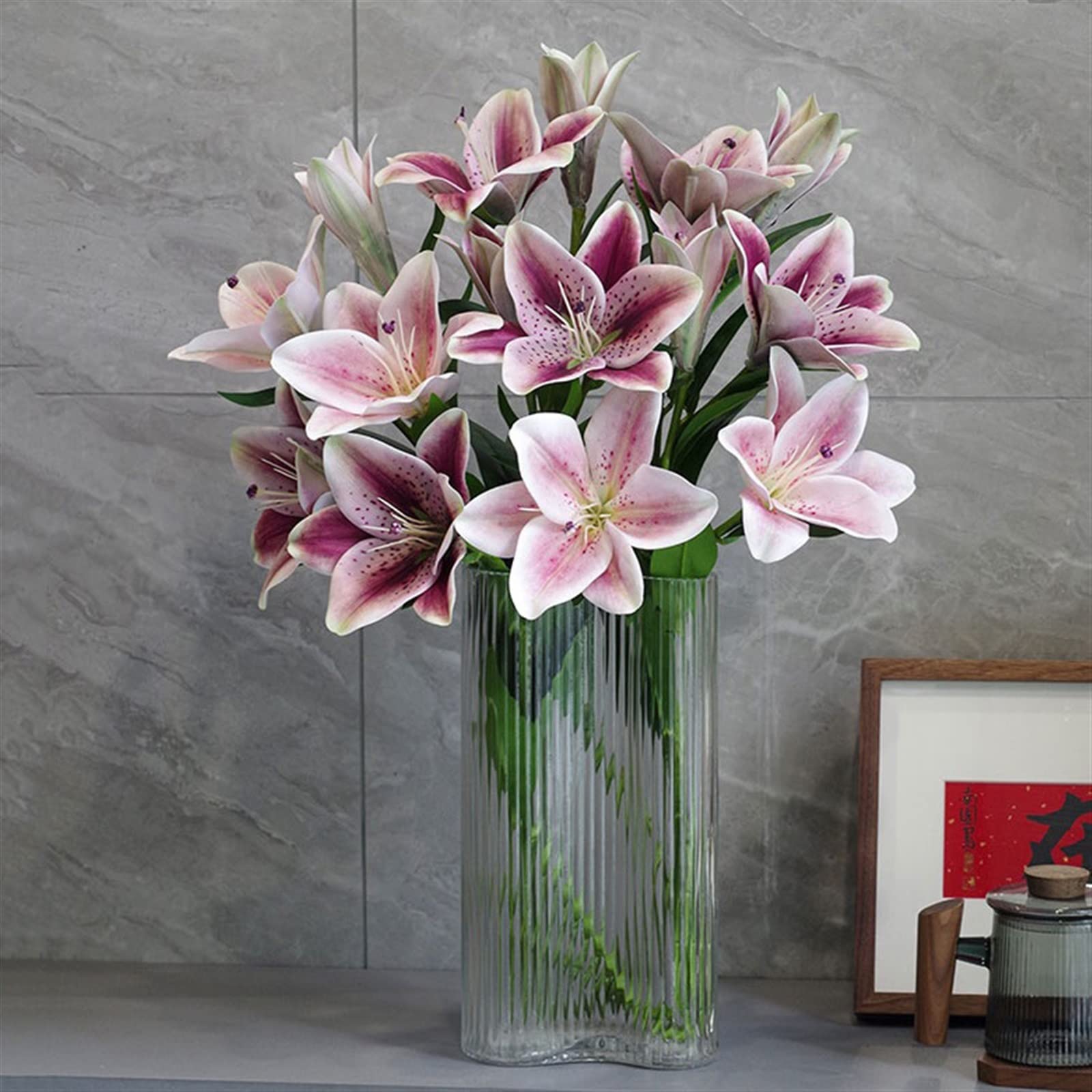 Fiori artificiali Bouquet di simulazione di gigli Ornamenti di fiori finti di alta qualità Sensazione di bagnato Decorazione interna di lusso leggera Bouquet di fiori artificiali Decorazioni per la ca